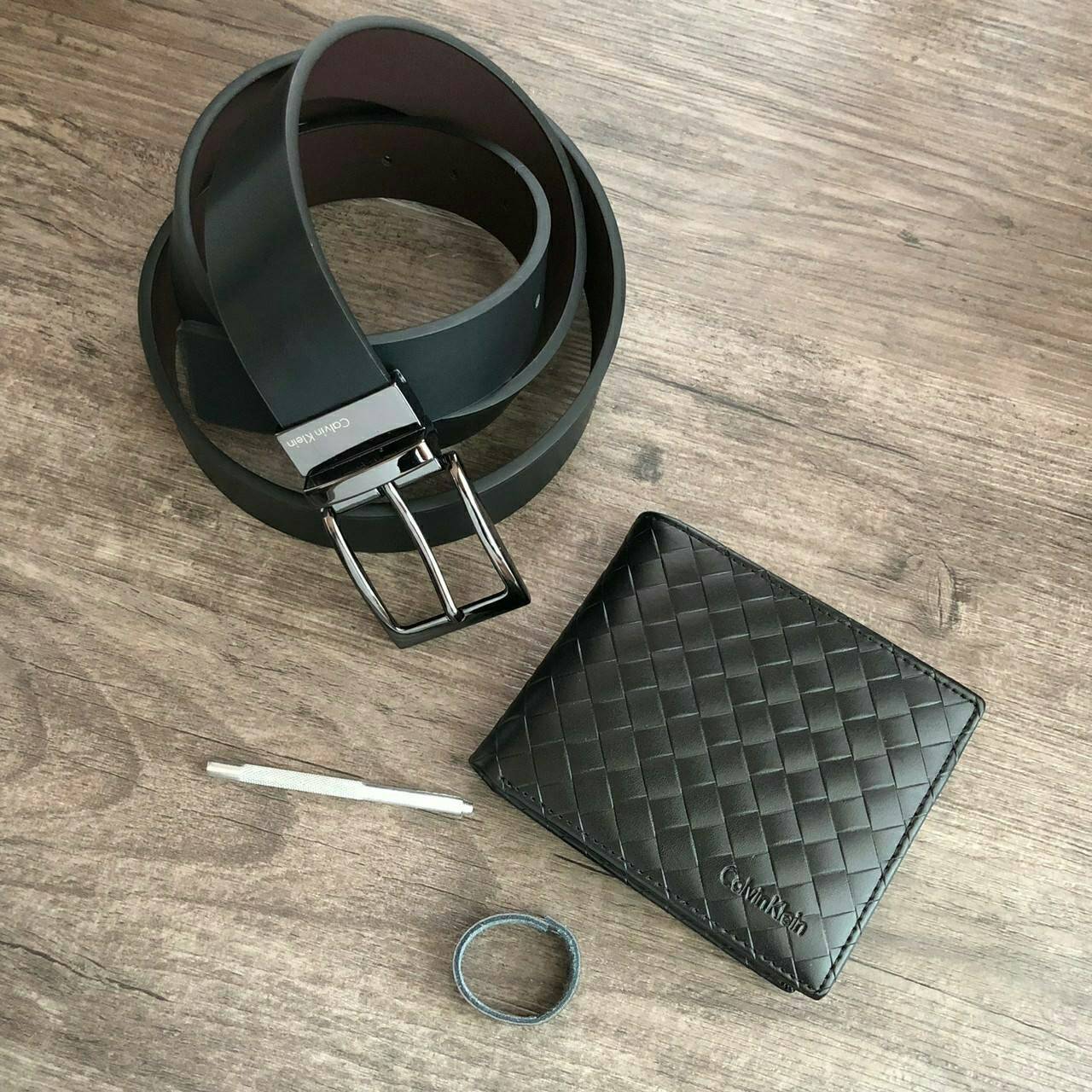 Calvin Klein Leather Belt & Wallet Set เซตสุดคุ้ม จะะมอบเป็นของขวัญหรือใช้เองก็แนะนำเลยค่าา อุปกรณ์ : มาพร้อมถุงกระดาษแบรนด์ + กล่องแบรนด์ + ที่เจาะรูเข็มขัด + ห่วงเข็มขัด