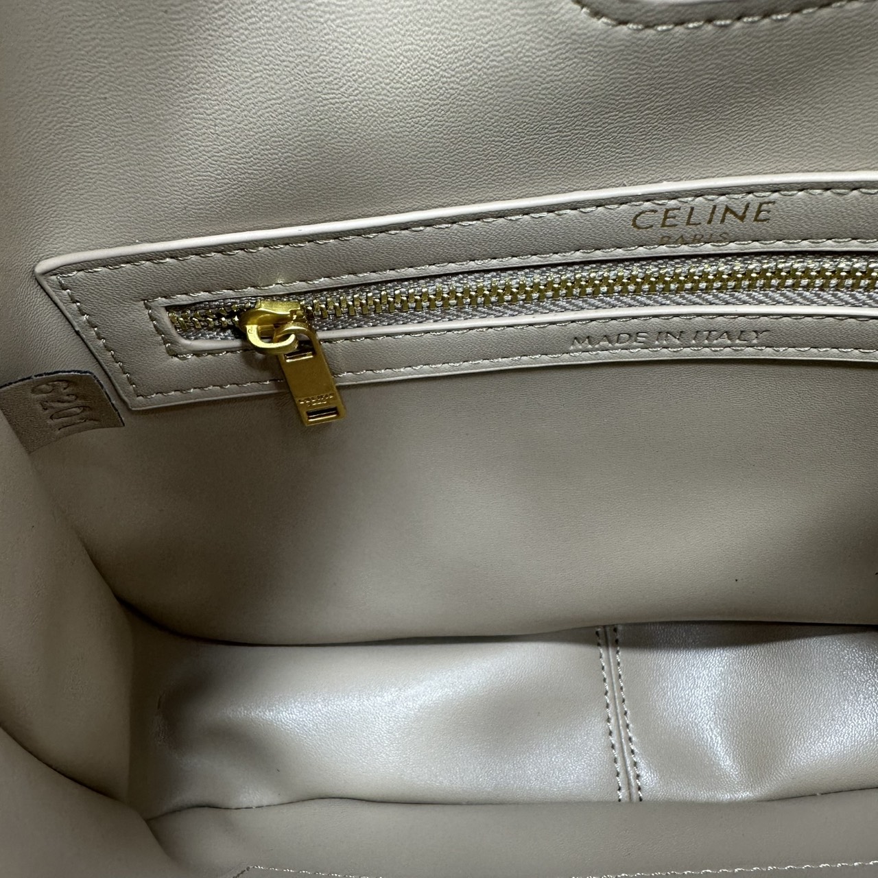 ORI หนังแท้ | CELINE SMALL CAMILLE 16 SOFT BAG IN SMOOTH LEATHER กระเป๋าสะพายรุ่นใหม่ล่าสุดของไลน์ 16 soft รูปทรงแบบโฮโบที่มาพร้อมดีไซน์ที่ใช้งานได้จริง หรูหราและโดดเด่น ฝาพับหนังกับตัวปิดแบบ Turnlock สีทองรูปทรงคล้ายอัญมณี