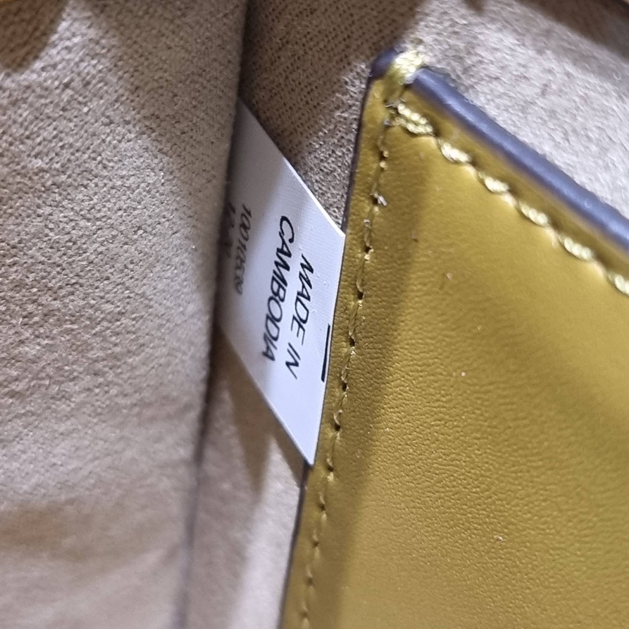 TORY BURCH ROBINSON SPAZZOLATO CONVERTIBLE SHOULDER BAG คอลเลคชั่นใหม่ สวยก่อนใคร ในราคาสุดคุ้ม! กับกระเป๋าสะพายไหล่ ดีไซน์สุดหรู หนังแก้วเงาสวยคม สีผู้ดี รูปทรงใช้งานได้ทุกลุค