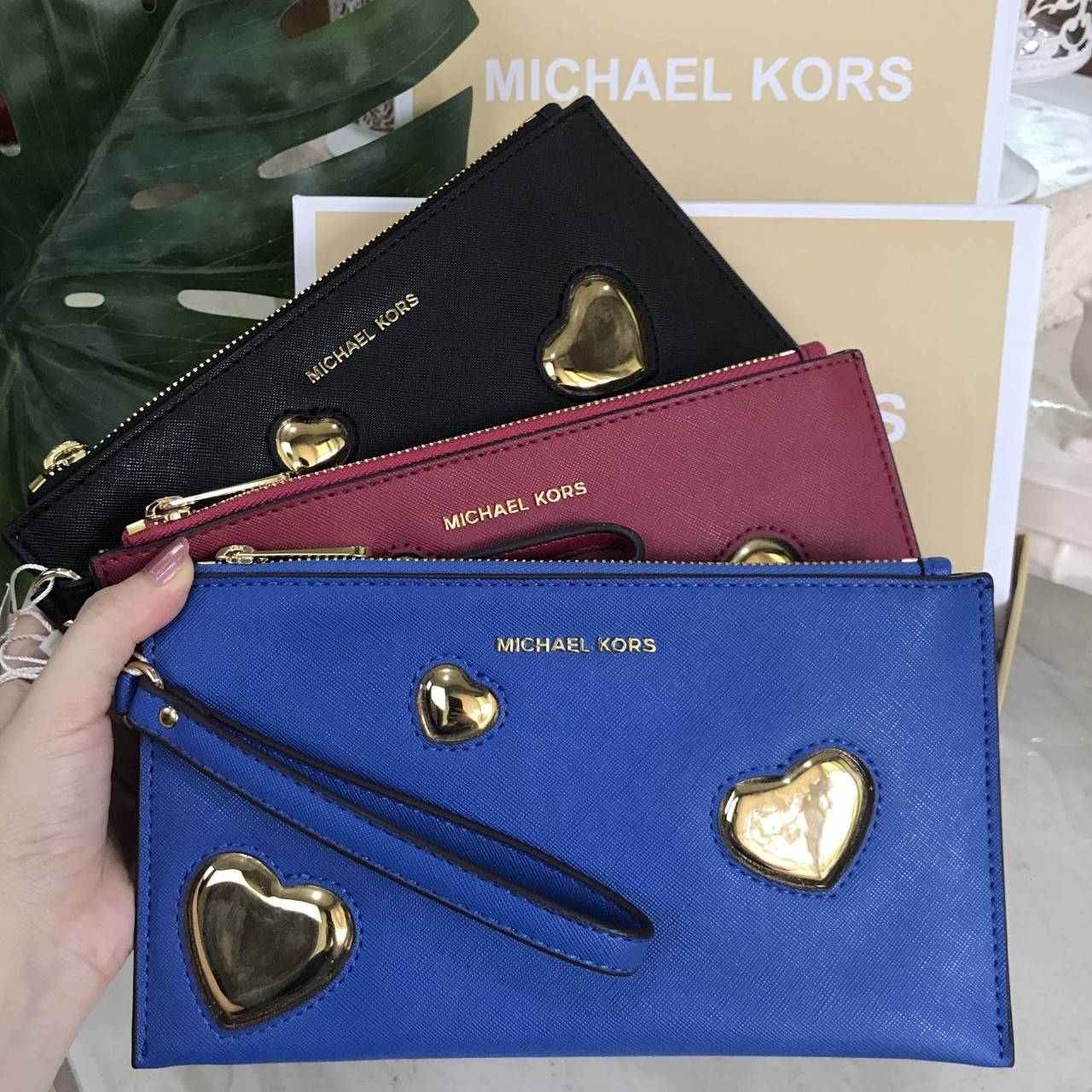NEW ARRIVAL! Michael Kors Jet Set Travel Large Heart Clutch 2018 กระเป๋าคลัชรุ่นใหม่ล่าสุดขนาดกำลังดีด้านหน้าประดับโลโก้แบรนด์อะไหล่ทองแต่งด้วยหัวใจสวยโดดเด่น เปิดปิดด้วยซิปมาพร้อมสายคล้องมือ ภายในมีช่องใส่บัตร สามารถใส่กระเป๋าสตางค์ iphone8+ได้ ภาพถ่ายจา