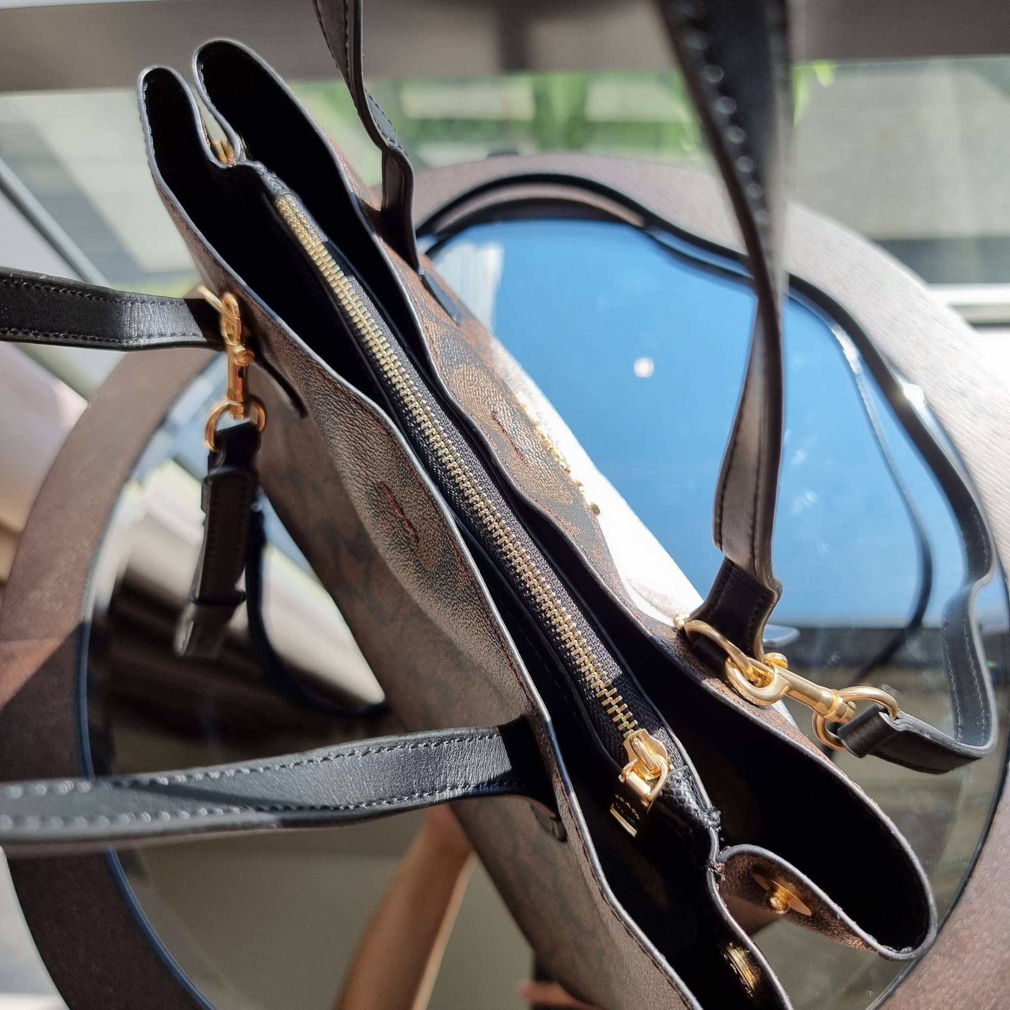 OUTLET 】COACH 73293 MINI AVENUE CARRYALL IN SIGNATURE CANVAS กระเป๋าสะพายรุ่นคลาสสิค คัมแบคแล้วจ้าแม่!! ไซส์กำลังสวย วัสดุหนังแคนวาสคุณภาพดี ด้านข้างเก็บทรงได้ เปิด-ปิดด้วยกระดุมแม่เหล็ก ใช้งานง่าย มีช่องซิป ใบนี้เห็นเล็กๆ แต่จุได้เยอะพอสมควรเลยน้า ɣ