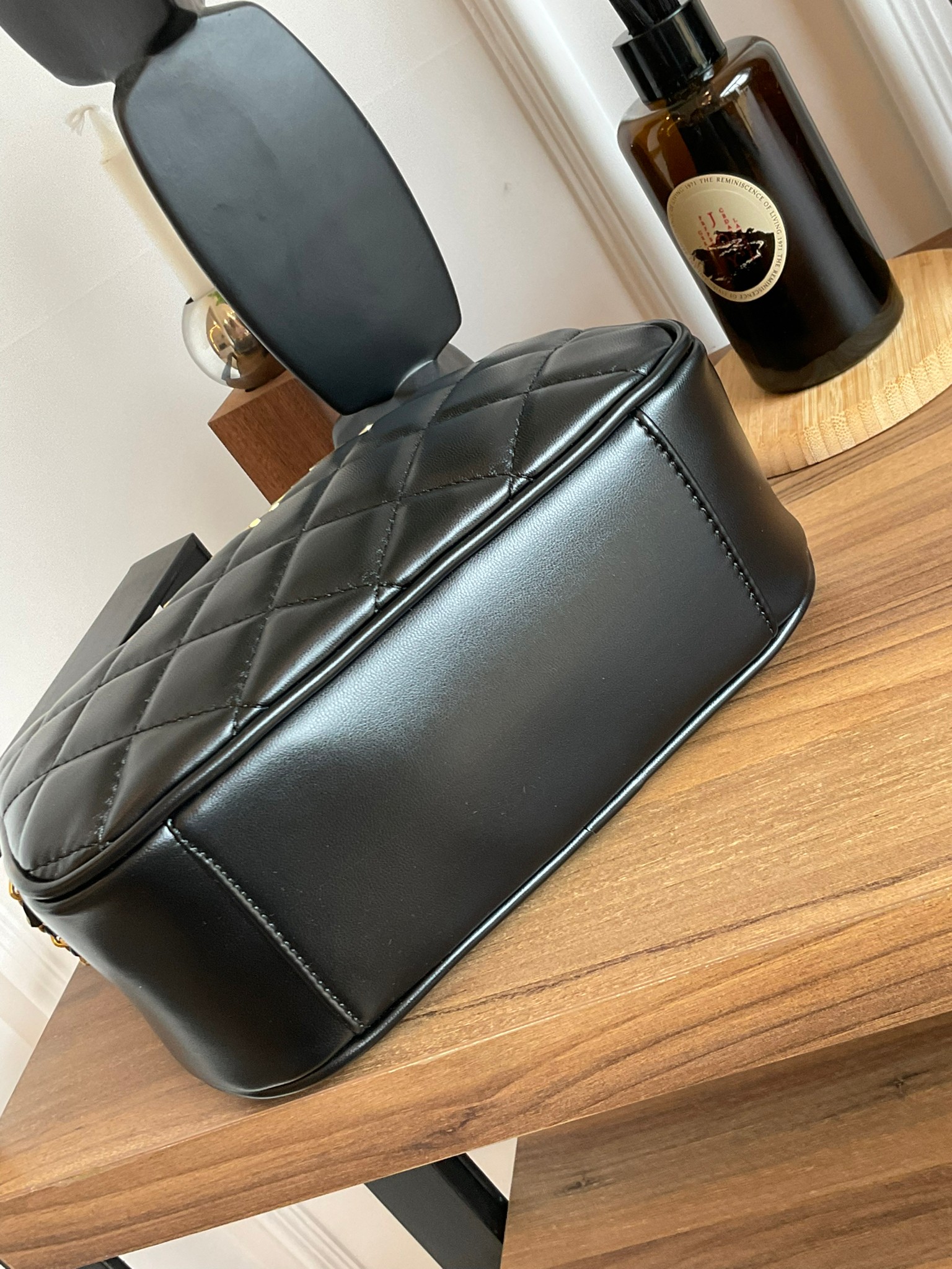 Chanel Crossbody bag black / CHANEL VIP GIFT CROSSBODY BAG กระเป๋าทรงสะพายข้าง ที่กำลังมาแรงมาในตอนนี้ ตัวกระเป๋าเป็นหนังพียูพรีเมี่ยม อะไหล่ทองวินเทจทั้งใบ ด้านหน้าประดับโลโก้แบรนด์ เปิดปิดด้วยซิปยาว ด้านในใส่กระเป๋าสตางค์ได้ถึงใบกลาง สามารถเป็นได้ทั้งกร