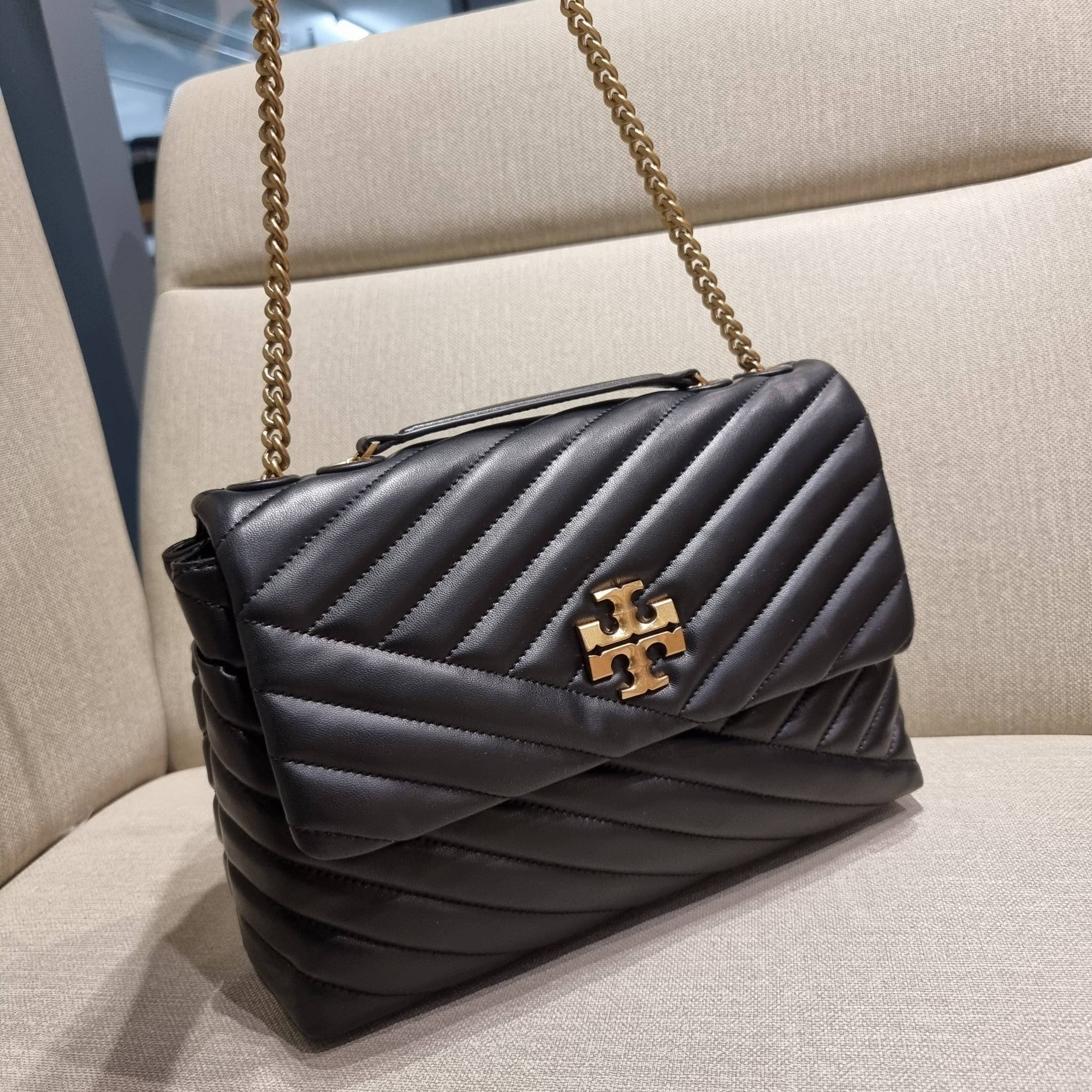TORY BURCH KIRA CHEVRON CONVERTIBLE SHOULDER BAG กระเป๋าสะพายรุ่นยอดฮิต ไซส์ใหญ่จัดเต็มให้เน้นๆ ใช้ยังไงก็ดูหรู ดีไซน์เฉพาะตัว วัสดุหนังแกะ สัมผัสนิ่ม เปิด-ปิดด้วยกระดุมแม่เหล็ก ภายในเป็นช่องโล่ง แบ่งสัดส่วนไว้ดีมากๆ ใส่กระเป๋าสตางค์ มือถือ เครื่องสำอางค์