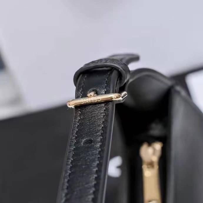 หนังแท้ CELINE SHOULDER BAG CUIR TRIOMPHE IN SMOOTH CALFSKIN ภาพสินค้าถ่ายจากงานขายจริง ใช้งานต่างประเทศได้