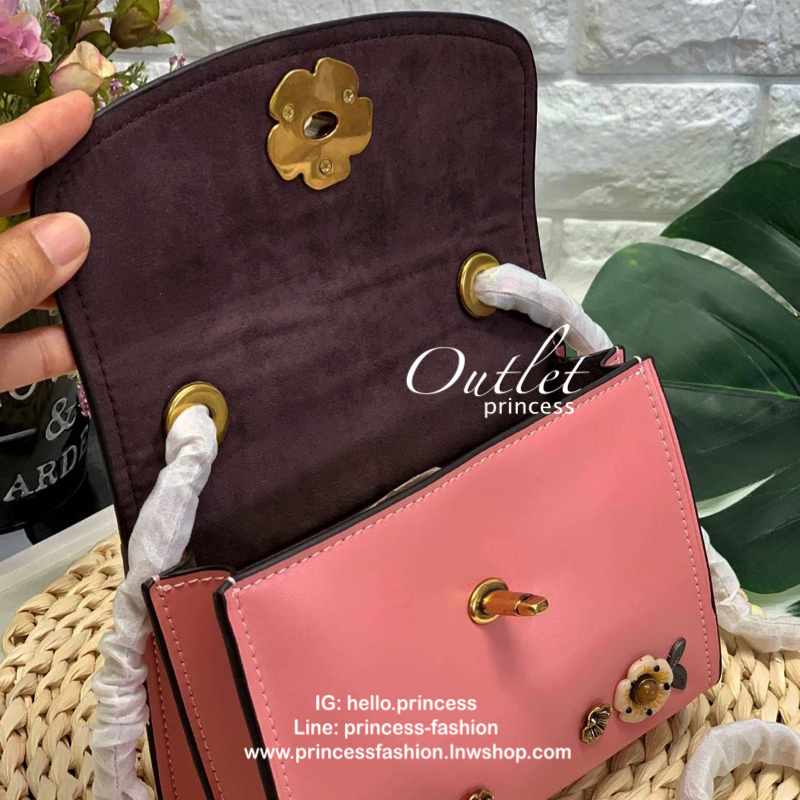 COACH PARKER MINI CROSSBODY BAG กระเป๋าสะพายจาก coach factory outlet วัสดุ pvc หนังนิ่ม ด้านหน้าแต่งอะไหล่สวย น่ารักค่ะ เปิดปิดกระเป๋าแบบหมุนล็อค ภายในสามารถใส่มือถือได้ทุกรุ่น;กระเป๋าสตางค์ใบสั้นได้ มีช่องเล็กใส่ของจุกจิกค่ะ ซัปในผ้ากึ่งกำมะหยี่นุ่มมือที