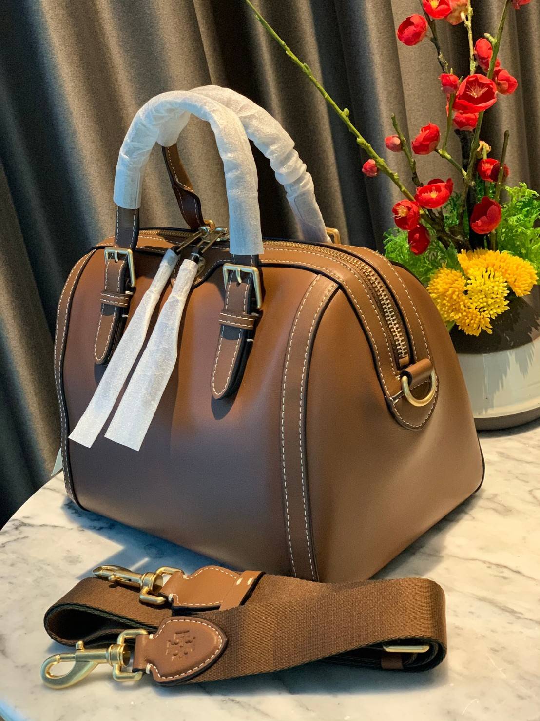 TORY BURCH T Monogram Color-block Barrel Duffle พร้อมส่งที่ไทย สวยก่อนใคร มี2ขนาด ไม่มีคือพลาดจร้าา😘 ✔️กระเป๋าทรงหมอน วัสดุหนังแท้ชั้นดีที่สุด หนังเรียบนิ่มสวย ✔️เปิดปิดกระเป๋าด้วยซิปคู่แบบมีหนังห้อย ภายในกว้างมากสำหรับไซด์นี้ หายห่ว