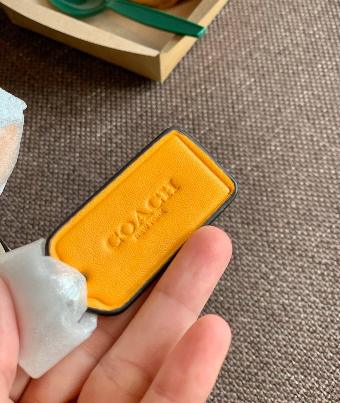 ไม่มีถือว่าพลาดมากๆ สำหรับรุ่นนี้ ใหม่เอี๋ยมเลยค่าา😘 COACH TRACK CROSSBODY IN COLORBLOCK ((4141//4021)) พร้อมส่งที่ไทย ใหม่ล่าสุดค่ะ! กระเป๋าสะพายครอสบอดี้ร์หรือสะพายข้าง หนังแท้ชั้นดีที่สุด หนังนิ่มสวยมากๆค่ะ ด้านหน้าเย็บป้ายหนังโลโก้แบรนด์ เปิดป