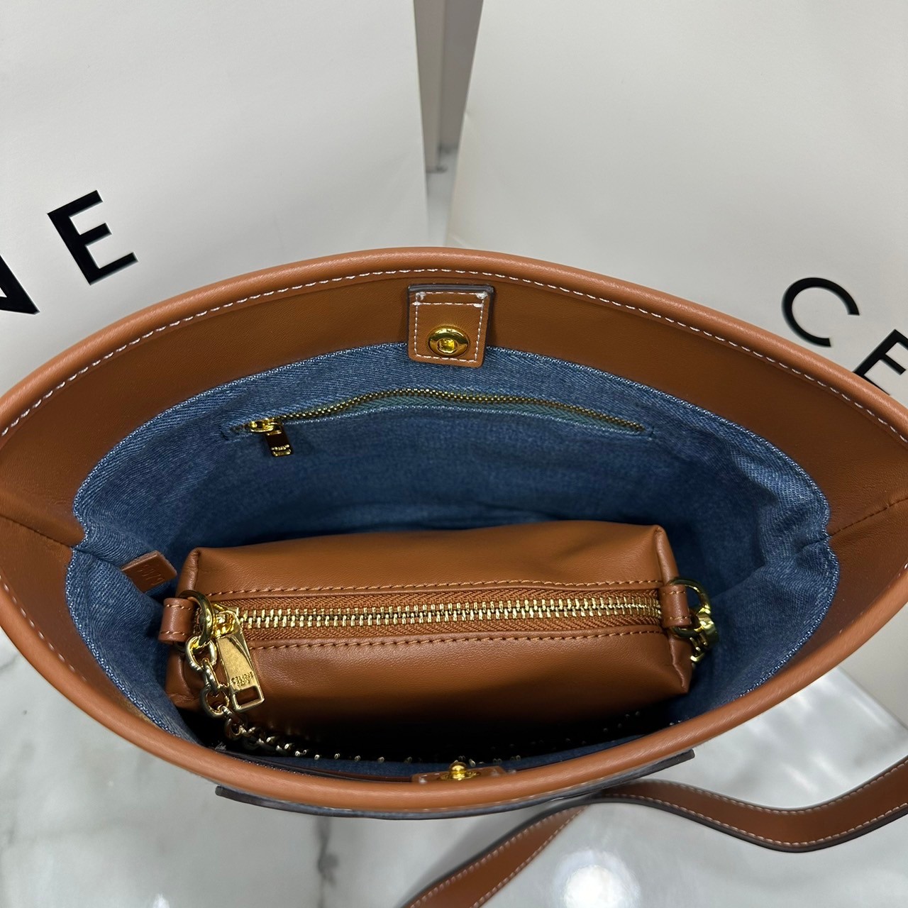CELINE BUCKET CUIR TRIOMPHE bag in denim with full Triomphe กระเป๋าสะพายทรงบัคเก็ตเดนิม ปักลายแบรนด์สีขาวสวยโดดเด่น พิเศษพร้อมใบลูกสะดวกใช้งาน รุ่นฮิตข้ามปี งานสวยเรียบหรู ผู้ดีไปอีก