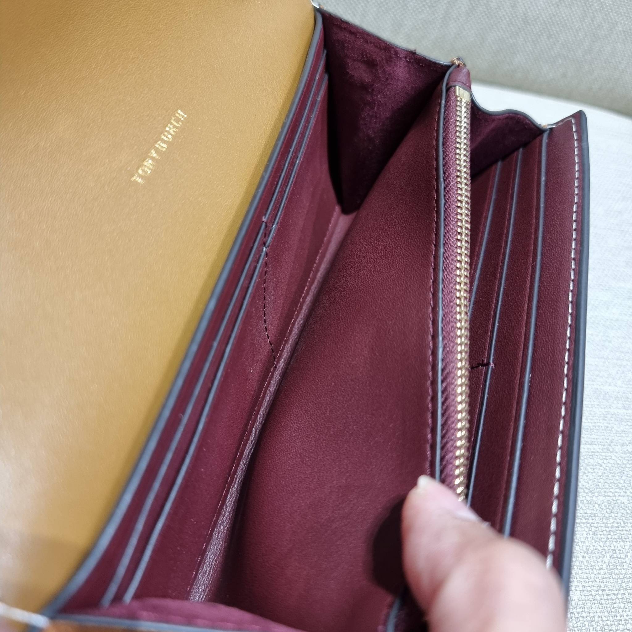 TORY BURCH T MONOGRAM JACQUARD CROSSBODY WALLET best seller ของคอลเลคชั่นนี้ ต้องไม่พลาด กับกระเป๋าสะพายกึ่งกระเป๋าสตางค์ ที่ช่วยให้ชีวิตง่ายขึ้น วัสดุผ้า jacquard ตัดสลับหนังแท้ เปิด-ปิดแบบฝาปิดแม่เหล็ก ภายในใส่ธนบัตรได้ มีช่องใส่บัตร และยังมีช่องซิปอีกด