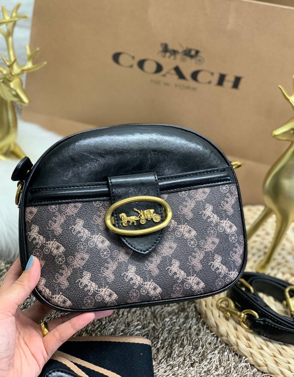 COACH KAT CROSSBODY WITH HORSE AND CARRIAGE PRINT ((88480//88544)) พร้อมส่งค่ะ! กระเป๋าสะพายแบบครอสบอดี้ร์ หนังแท้อย่างดี ตัวกระเป๋าเก๋ด้วยการพิมพ์ลายรถม้าค่ะ ด้านหน้ามีช่องกระดุมแม่เหล็กสำหรับใส่ของจุกจิกได้ พร้อมโลโก้แบรนด์สุดหรู