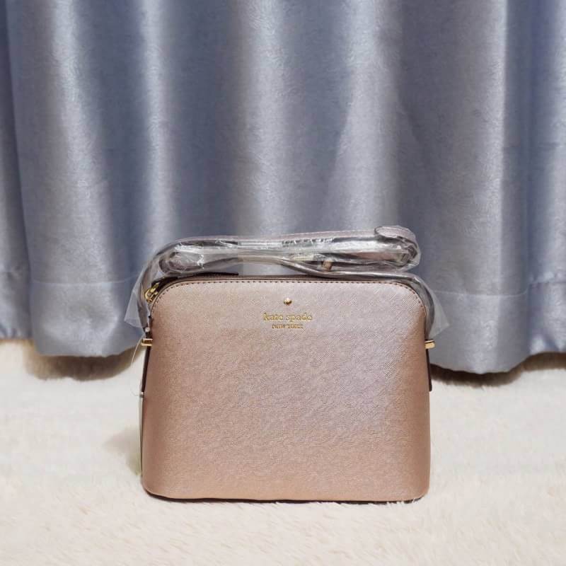 KATE SPADE CEDAR STREET MANDY แบรนด์ดังจากอเมริกาสุดฮิต กระเป๋าขนาดน่ารัก สะพายข้าง หนัง saffiano ภายในลายสวยเก๋สีทองเรียบหรู ทรงแข็งอยู่ทรง MUST HAVE!!