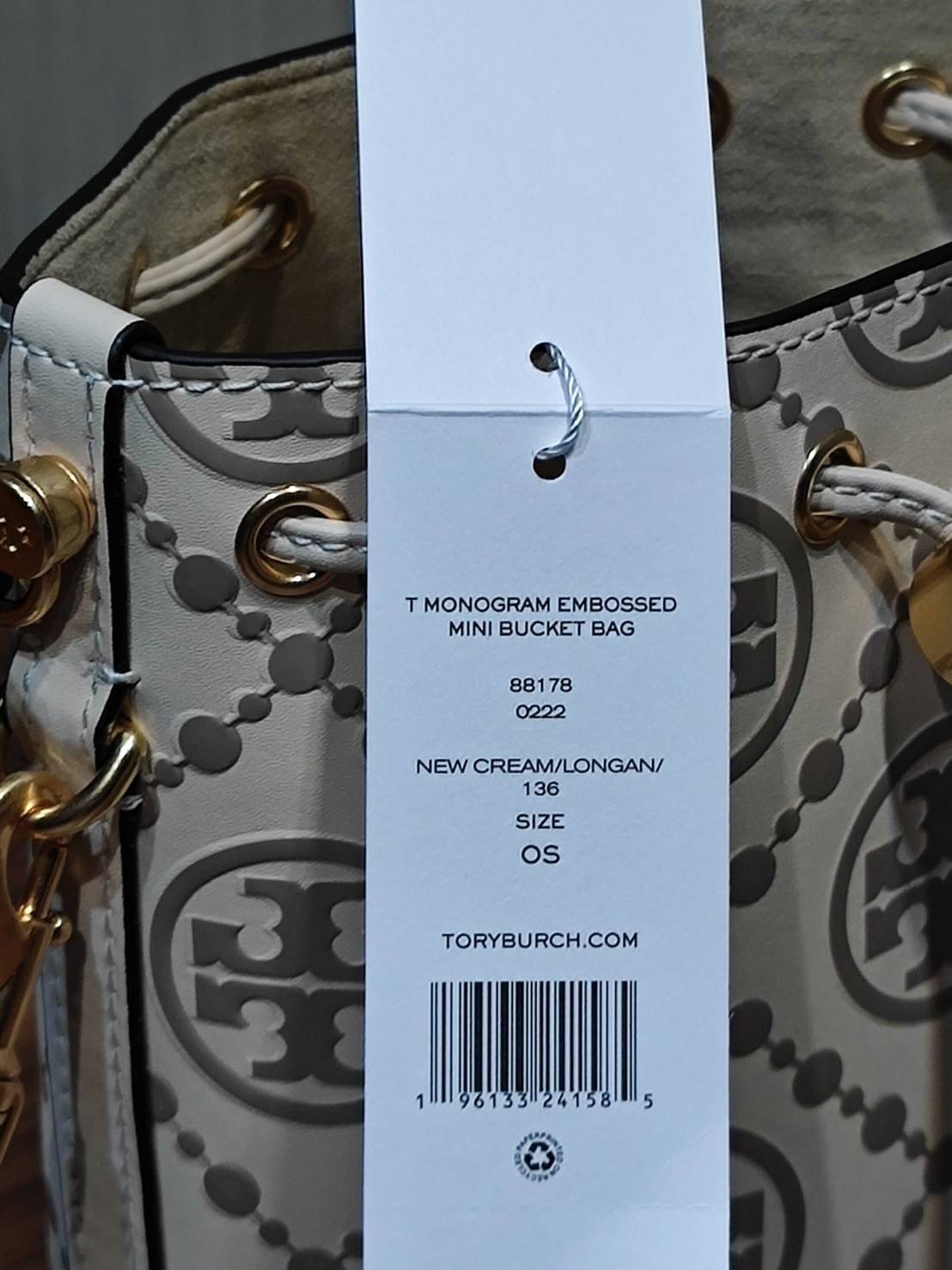 Tory Burch T Monogram Embossed Mini Bucket Bag กระเป๋าทรงถังขนาดเล็ก ประดับด้วยลวดลายอันเป็นสัญลักษณ์ของแบรนด์ ถูกประดิษขึ้นด้วยความพิถีพิถันวัสดุหนังอย่างดี ด้านในบุด้วยหนังไมโครซูแอคเนื้อนุ่มทำความสะอาดง่าย อะไหล่ทองหรูหรา มาพร้อมสายยาว ปรับสายได้ ถอดสา