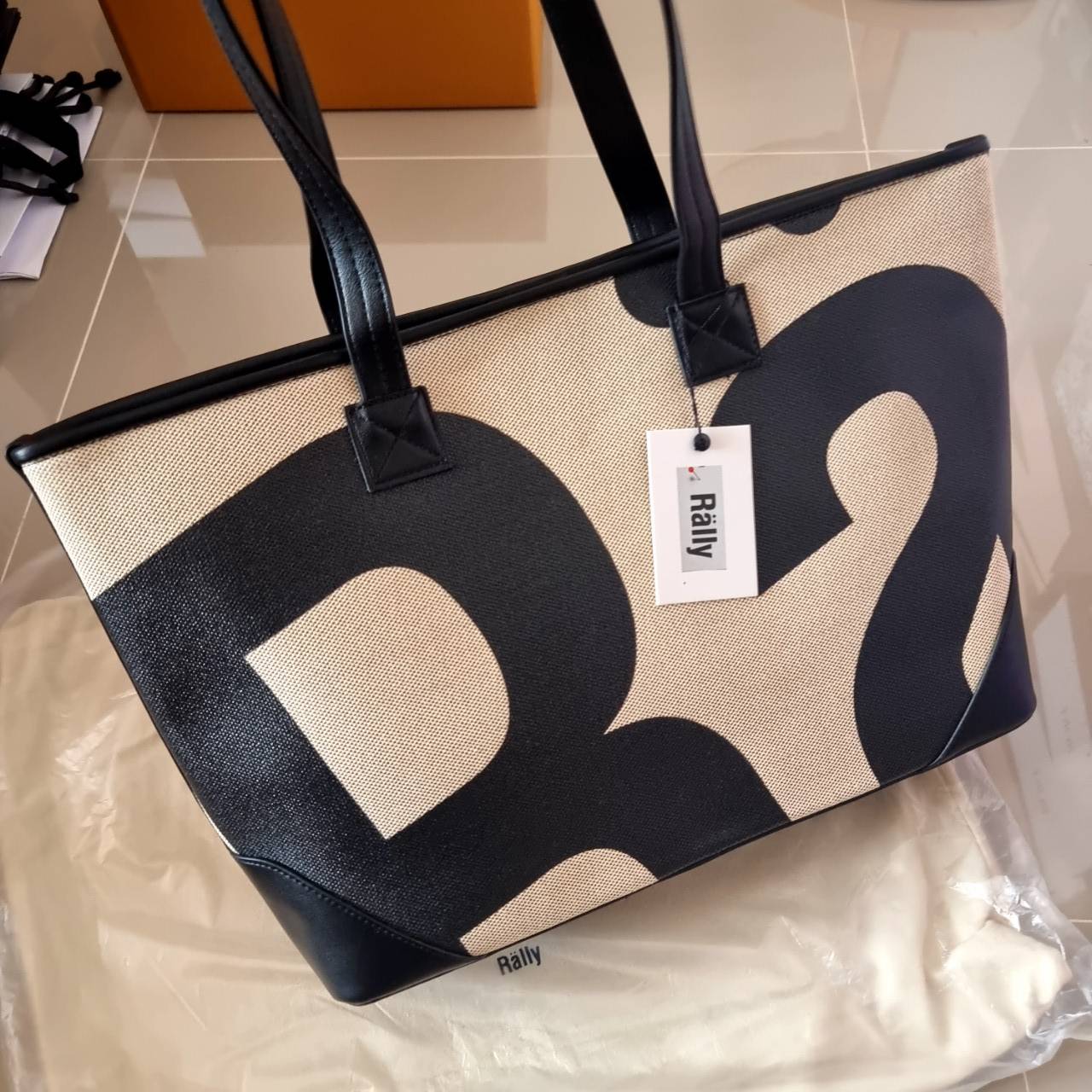 Rally movement tote bag กระเป๋าทรงโท้ท ดีไซน์คลาสสิค เรียบง่ายแต่ดูแพง มีระดับสุดๆ ไอเท็มสุดปัง ออกมาก็ sold out ไวมากๆ รุ่นใหม่และเป็นรุ่นที่ตามหา