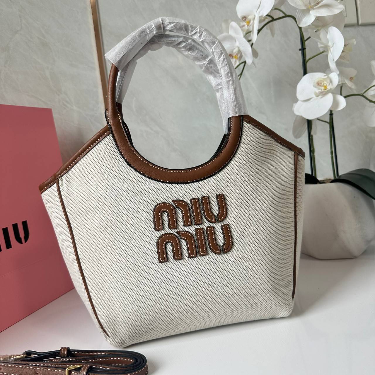 MIU MIU IVY CANVAS BAG / MIU MIU TOTE IVY MINI กระเป๋าถือหรือสะพายข้างทรงโท้ท รูปทรงทันสมัยน่ารัก สวยหรูมากๆคะ