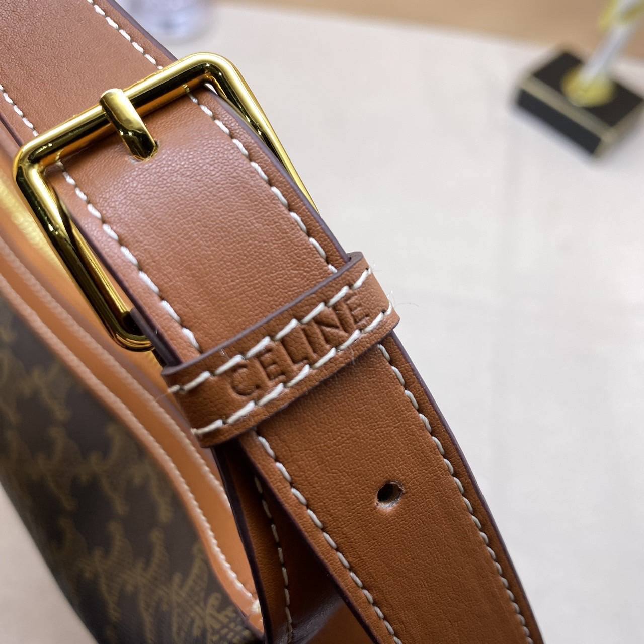 CELINE HOBO / CELINE HELOISE BAG IN SUPPLE CALFSKIN ไปตามตาลิซกัน ^^ เดอะเบสท์เซลเลอร์ต้องยกให้ กับกระเป๋าสะพาย ฟังก์ชั่นสุดเลิศ จุของได้เยอะ ดีไซน์รูปทรงใช้งานง่าย