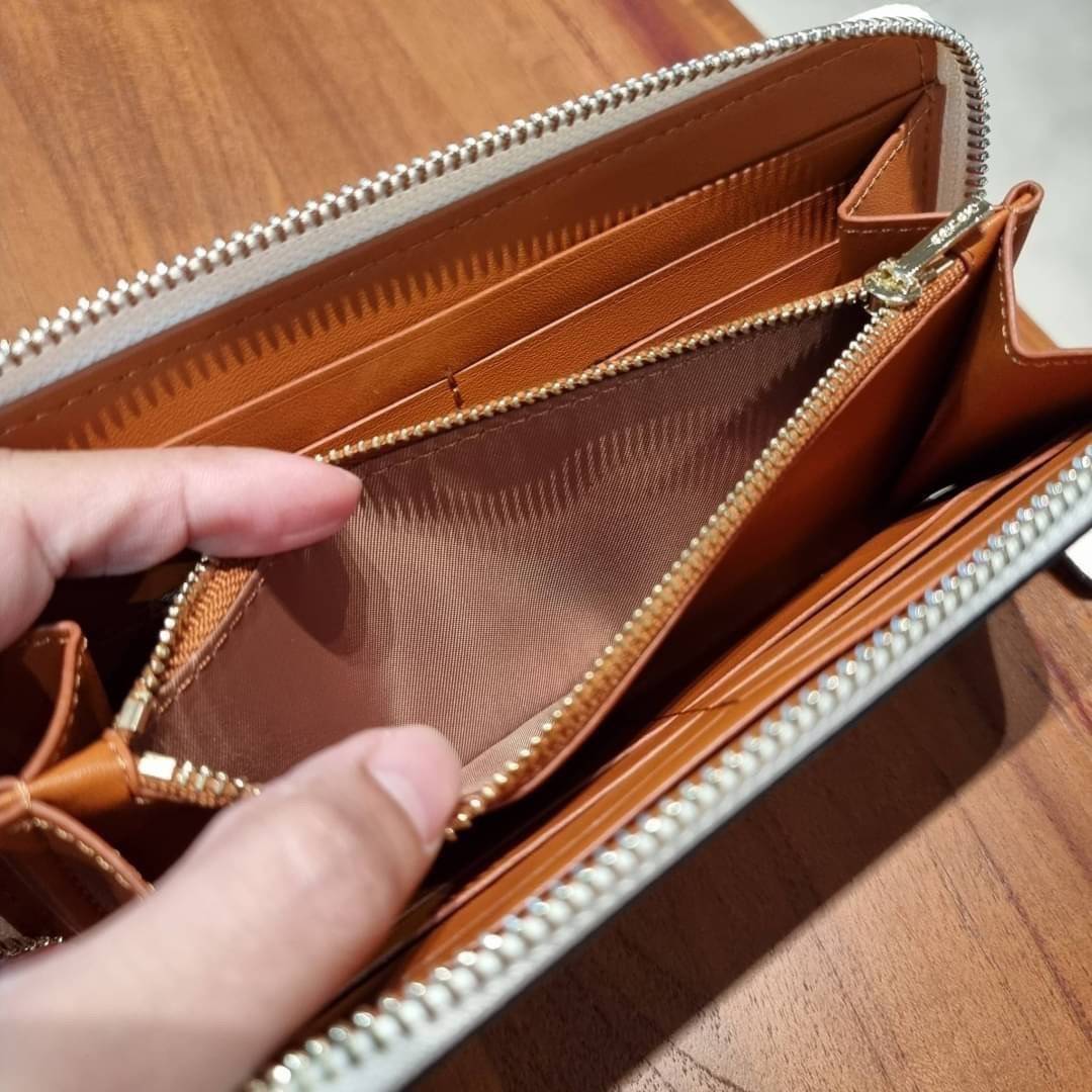 COACH ACCORDION ZIP WALLET IN SIGNATURE CANVAS WITH DAISY BUNDLE / MEADOW PRAIRIE / SPACED WILDFLOWER / DAISY BUNDLE PRINT C0033/F31778/69832 กระเป๋าสตางค์ใบยาว ลวดลายน่ารักน่าใช้มากๆ พื้นเป็นลายซีเอกลักษณ์ วัสดุหนังแคนวาสเคลือบลาย เปิด-ปิดด้วยซิปรอบ ใส่ม