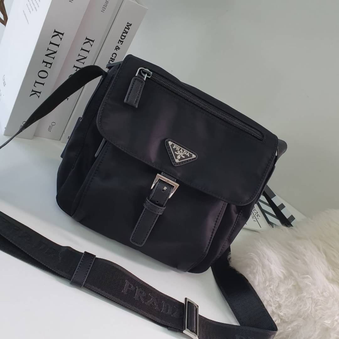 พร้อมส่งรุ่นขายดี กับงานพรีเมี่ยมกิ้ฟแบรนด์ดังอย่าง PRADA ทรง MESSENGER ทรงยอดฮิต สำหรับท่านชาย เนื้อผ้า Nylon มาพร้อมกับทรงสูง ใส่ ของได้หลากหลาย ขนาดกำลังดี เปิดปิดด้านหน้าด้วยตัวล็อคเข็มขัด ด้านในเปิดปิดด้วยซิป อะไหล่สีเงินทั้งใบ จะซื้อใช้เองหรือบมอบเป