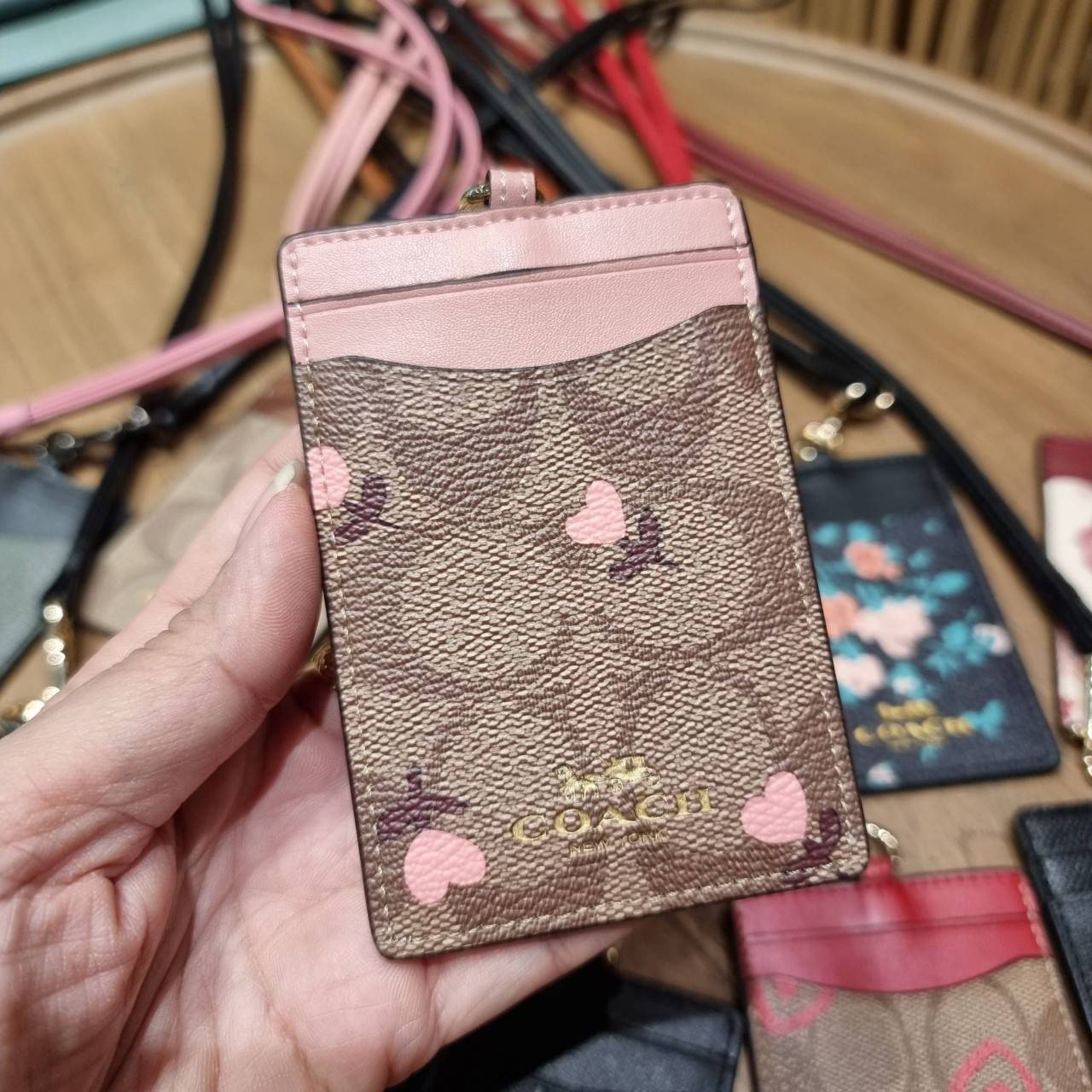 COACH C3305 ID LANYARD IN COLORBLOCK SIGNATURE CANVAS ง่ายๆแบบไม่ธรรมดา!! คลาสสิคแต่มีดีเทลโดดเด่น!! กระเป๋าถนอมบัตร พร้อมสายคล้องคอ ดีไซน์ลวดลายสวย ดูดีทุกแบบ ใช้งานง่าย พกพาสะดวก จะใส่บัตรพนักงาน บัตรเครดิต บัตรปชช. ใบขับขี่ และบัตรอื่นๆที่อยากจะใส่!! ต