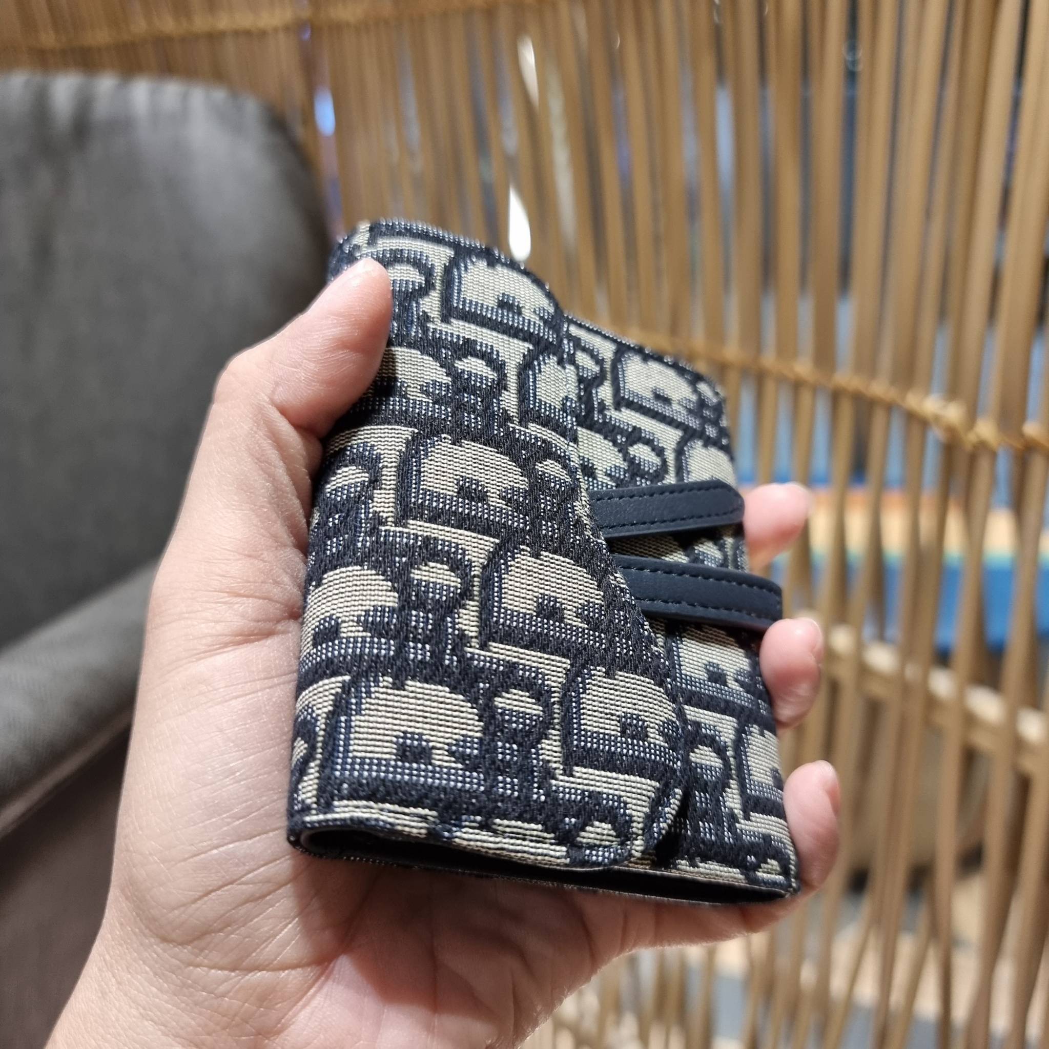 VIP 】CD MULTI WALLET WITH GWP กระเป๋าสตางค์ขนาดเหมาะมือ กะทัดรัดไม่กินพื้นที่ พรีเมี่ยมกิ๊ฟจากเคาน์เตอร์ ดีไซน์แบบพับ ใช้งานง่าย สวยน่ารักน่าใช้ตรงโลโก้ห้อย วัสดุผ้าแคนวาสปักลาย สลับหนังแท้ภายใน ภายในมีช่องใส่บัตร ใส่ธนบัตรได้ สะดวกใช้มากๆ มาพร้อม box set