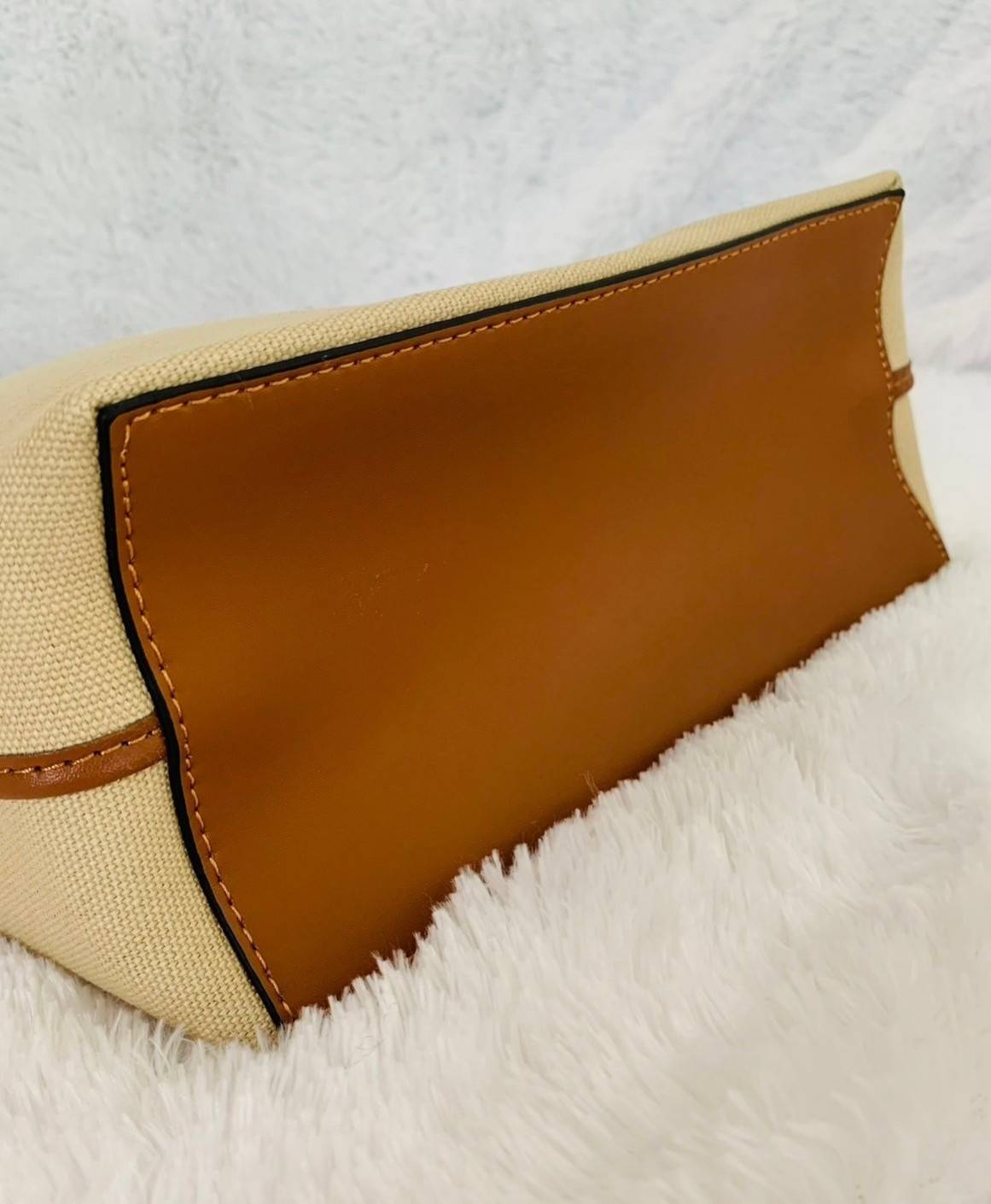 Loewe Anagram leather canvas tote bag / Loewe Tote Bag กระเป๋าโท้ทน้องใหม่ วัสดุทำจากหนังแคนวาส ใช้งานทนทาน ออกแบบมีสายสะพายไหล่และหูหิ้ว เรียกว่าใช้งานได้แบบ 2 in1 งานสวยล้ำ ไม่ซ้ำใคร ปักโลโก้ Anagram ที่ด้านหน้า เปิด-ปิดด้านบนด้วยเชือกผูก ด้านในมีช่องสำ