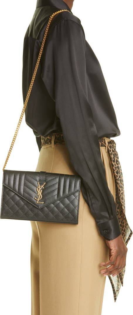 Yves Saint laurent envelope quilted with chain / YSL WOC กระเป๋าสะพายทรง woc สุดฮอต ในดีไซน์ใหม่ ดีเทลเย็บสวยคม โดดเด่นกว่าใครแน่นอน วัสดุหนัง pepble ทนทาน ใช้งานง่ายเพียงแค่เปิด-ปิดด้วยกระดุมแม่เหล็ก ภายในแบ่งสัดส่วนได้ดี มีช่องใส่บัตร มีช่องซิป ใส่มือได