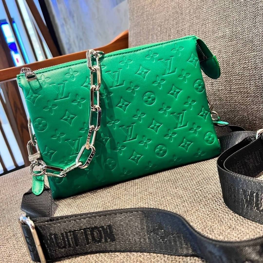 LV HANDLE POUCH MONOGRAM / LV Coussin กระเป๋าสะพายกึ่งคลัชท์ สุดล้ำ มาแรงมาก ด้วยความสวยปังตั้งแต่แรกเห็น วัสดุหนังแกะปั๊มลายสวยคม มาพร้อมสาย 2 เส้น เลิศๆ มีสายโซ่ที่มีดีเทลละเอียดไม่ซ้ำ และสายสปอร์ตครอสบอดี้ ที่จะคล้องไว้ทั้งสองเส้นก็ดีงาม หรือสลับใช้ตาม