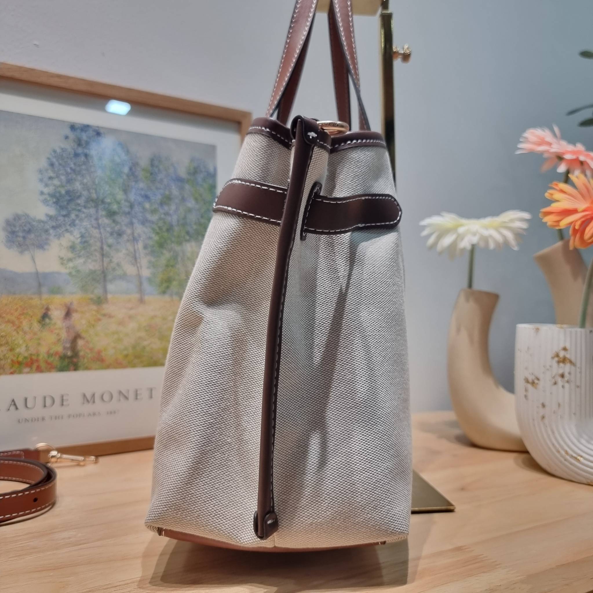 COACH CH189 HANNA CARRYALL น้องใหม่ เรียบหรู ดูแพง กับกระเป๋าถือ/สะพายทรงสวย โทนสีคลาสสิค ดีไซน์ตกแต่งสายคาดจับจีบข้างกระเป๋าเพิ่มดีเทล มาพร้อมหูจับในตัว