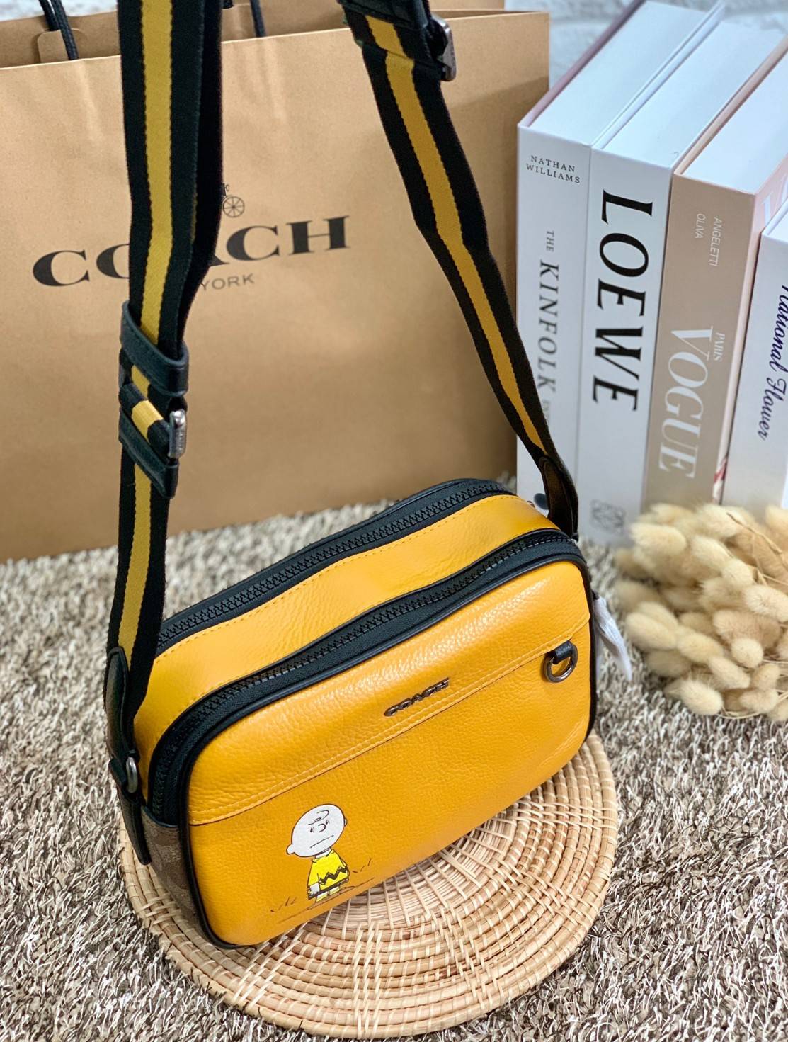 COACH X PEANUTS GRAHAM CROSSBODY WITH CHARLIE BROWN ((C4026)) พร้อมส่งที่ไทย สวยก่อนใครแน่นอน จำนวนจำกัด!! กระเป๋าสะพายแบบครอสบอดี้ร์ รุ่นนี้ใช้ได้ทั้งชาย//หญิงเลยนะคะ หนังแท้ลายหนังนิ่ม สวยงามมากๆ ด้านหน้ามีตัวการ์ตูนเป็นจุดเด่นของรุ่นเลยค่ะ ใช้งานแบบสอง