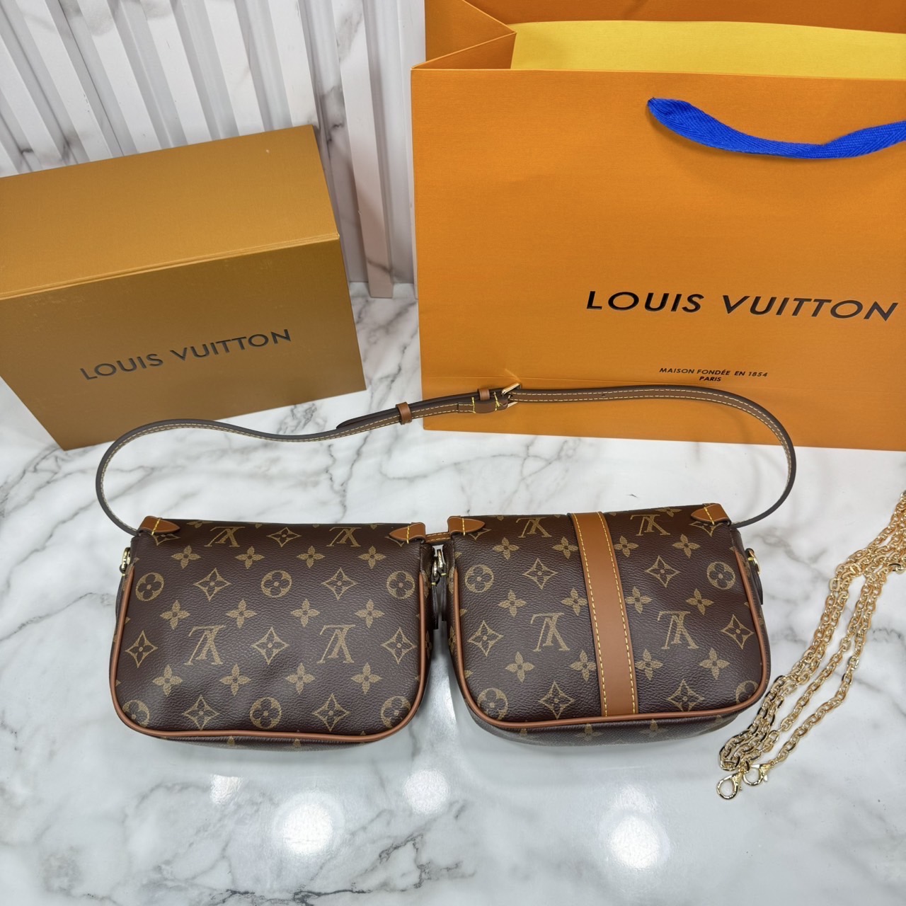 ORI หนังแท้ | Lv Marilyn White Multicolor Monogram Canvas Shoulder Bag สุดคุ้มกับกระเป๋าดีไซน์ใหม่ จัดคู่ดูโอ้ ได้ 2 ใบในราเดียว ปรับใช้งานได้ทั้งคาดเอวหรือสะพายได้ มาพร้อมสายสะพาย 2 แบบ ทั้งสายหนังและสายโซ่ คุ้มยิ่งกว่าอะไรทั้งหมดเลยค่า
