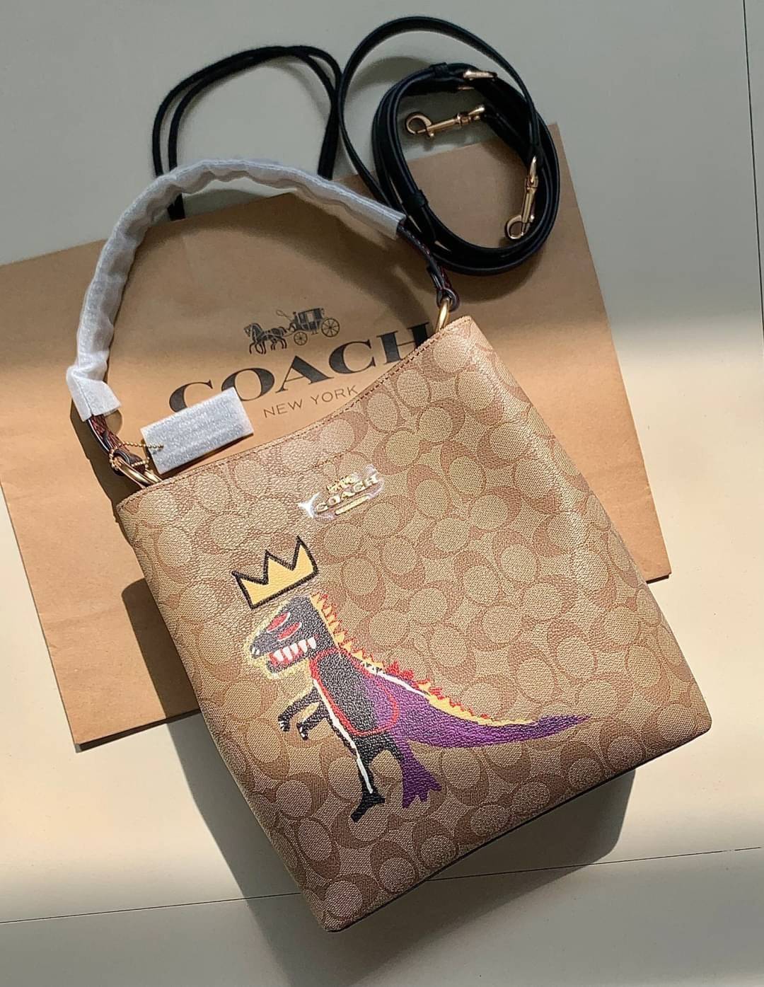 ใบใหญ่ตามมาติดๆ ห้ามพลาดค่า! Coach X Jean Michel Basquiat Town Bucket Bag In Signature Canvas ((C5787)) พร้อมส่งใบใหญ ใส่จุใจเลยจ้าา😘 กระเป๋าทรงถังใหญ่ วัสดุหนังแคนวาส หนังนิ่มสวยงาม 💥จุดเด่นคือเพนท์รูปก็อตซิล่าสวมมงกุฏ เป็นการออกแบบโดยการ