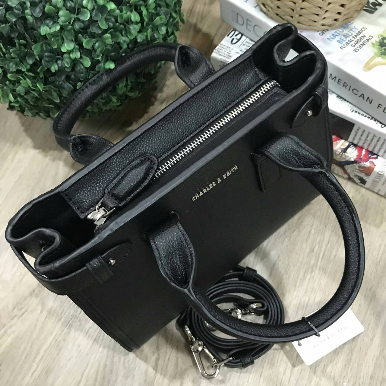 CHARLES & KEITH BASIC TOP HANDLE BAG กระเป๋าถือหรือสะพายรุ่นใหม่ชน shop ดีไซน์สวย อยู่ทรง ขนาดกำลังดี น้ำหนักเบา ด้านหน้าประดับโลโก้แบรนด์ เปิดปิดด้วยซิปสะดวกใช้ ด้านข้างมีสายรัดปรับทรงกระเป๋าค่ะ ภายในมีช่องซิป ใส่กระป๋าสตางค์ใบยาว mini iPad ได้ค่ะ มีหมุด