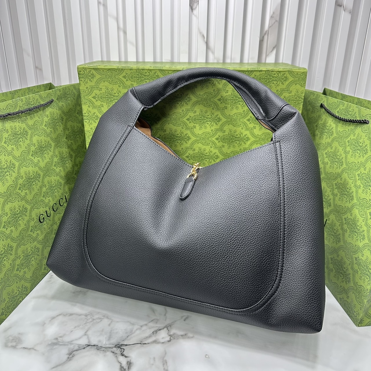 Gucci Softbit maxi shoulder bag โฉมใหม่ล่าสุด กับกระเป๋าสะพายรูปทรงใหม่เรียบหรูด้วยหนังลายเกรน ใบใหญ่จุใจพร้อมใบลูกเข้าเซ็ท ตกแต่งอะไหล่ Horsebit ครึ่งรูปขนาดใหญ่ด้านหน้าสวยหรูโดดเด่น สวยผู้ดี ดารา เซเลปใช้กันเพียบ