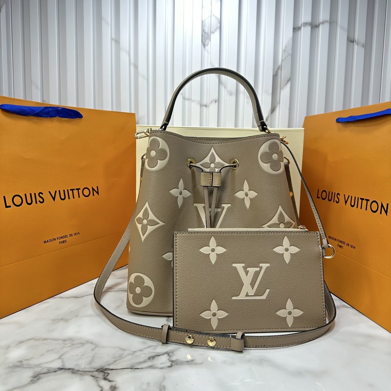 ORI หนังแท้ | LV NeoNoe MM Bucket bag Monogram Flower กระเป๋าสะพายทรงบัคเก็ต เอกลักษณ์ LV และลาย Monogram Flower อันโดดเด่นเพิ่มสไตล์ มีเสน่ห์ชวนหลงใหล
