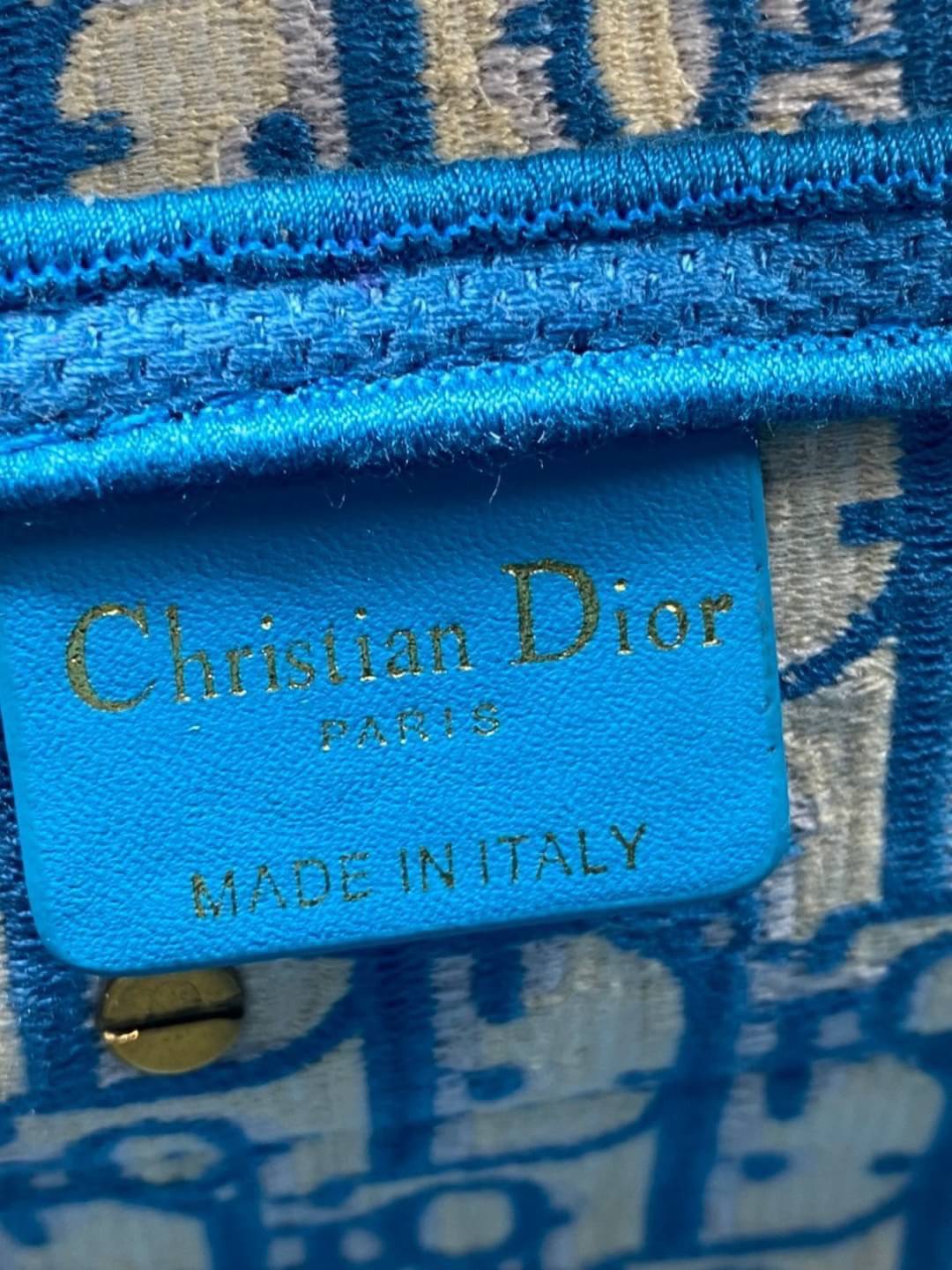 หนังแท้ DIOR SADDLE BAG Toile de Jouy Embroidery กระเป๋ารุ่นยอดนิยมตามแบบฉบับแบรนด์ พร้อมส่งที่ไทย เกรดออริจินอลหนังแท้ ภาพสินค้าถ่ายจากงานขายจริง ใช้งานต่างประเทศได้ค่ะ