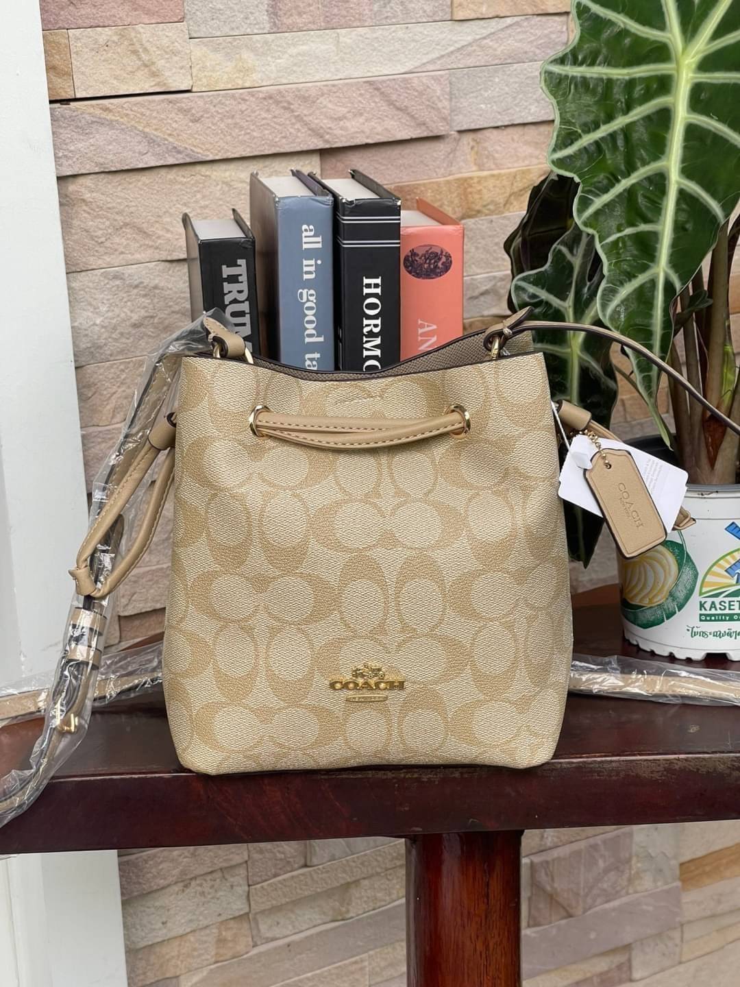 Coach Lena Crossbody Signature Bucket Bag กระเป๋าสะพายไหล่สุดคลาสสิกรุ่นนี้ เป็นรูปทรงถัง ที่สามารถจุของได้กำลังดี สำหรับสาวๆสายแฟชั่นที่ชอบรายละเอียดชิคๆ ดีไซน์เก๋ ด้วยรูปทรงของกระเป๋าที่ออกแบบมาให้ฐานเป็นรูปสี่เหลี่ยมทำให้กระเป๋ายังคงรูปทรงได้ง่าย มีสาย
