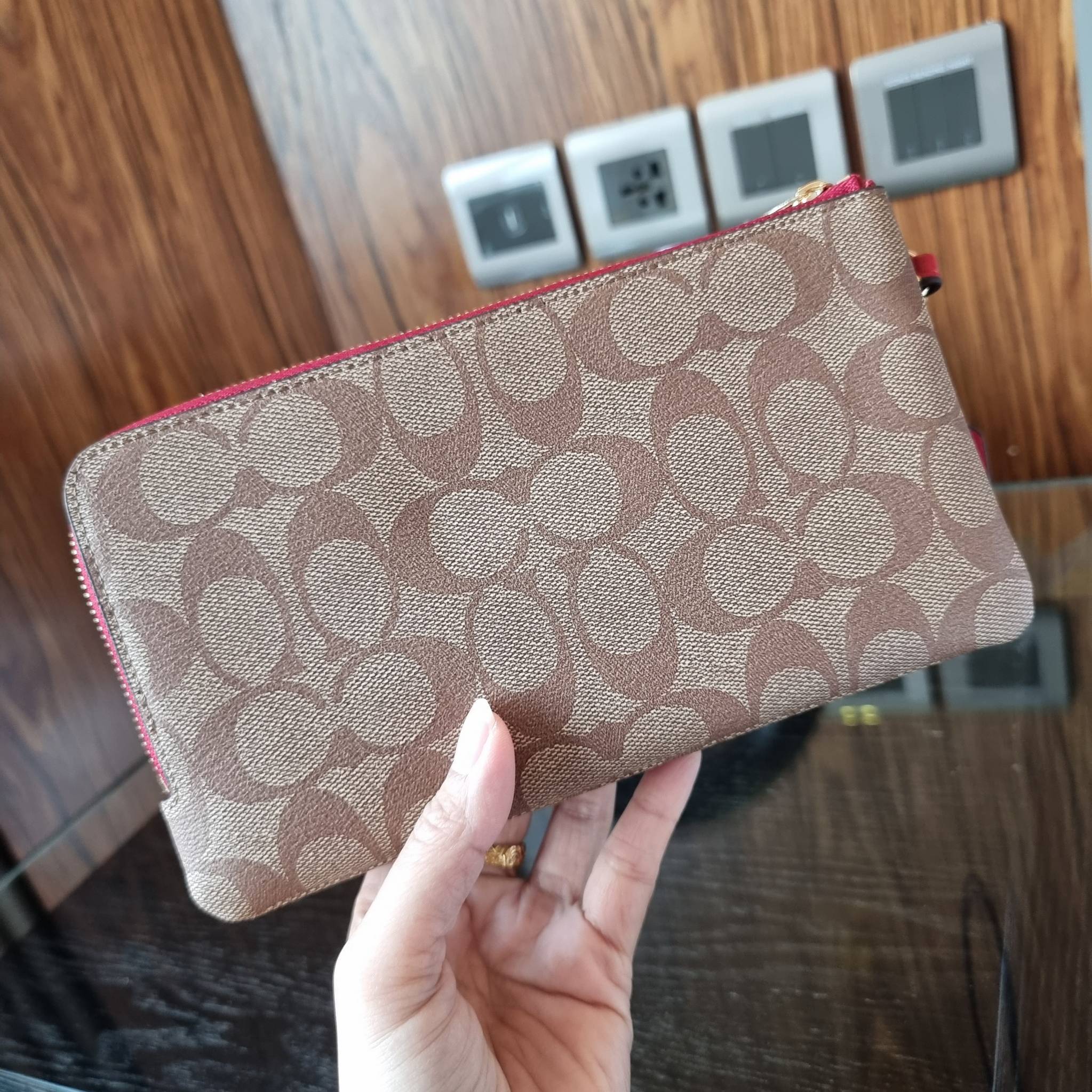 COACH F54057 DOUBLE ZIP WALLET IN SIGNATURE กระเป๋าคล้องมือ size L ใบนี้ใส่มือถือได้ทุกรุ่น ขนาดกำลังดี พกพาสะดวกมากๆ วัสดุหนังสังเคราะห์ ภายในเป็นผ้าสีสวยคม ใส่ธนบัตร ใส่บัตรได้เยอะ ใส่มือถือได้สบายๆทุกรุ่น ตอบโจทย์สาวๆที่ไม่ชอบพกเยอะวุ่นวายจ้า ใบนี้เอาอ