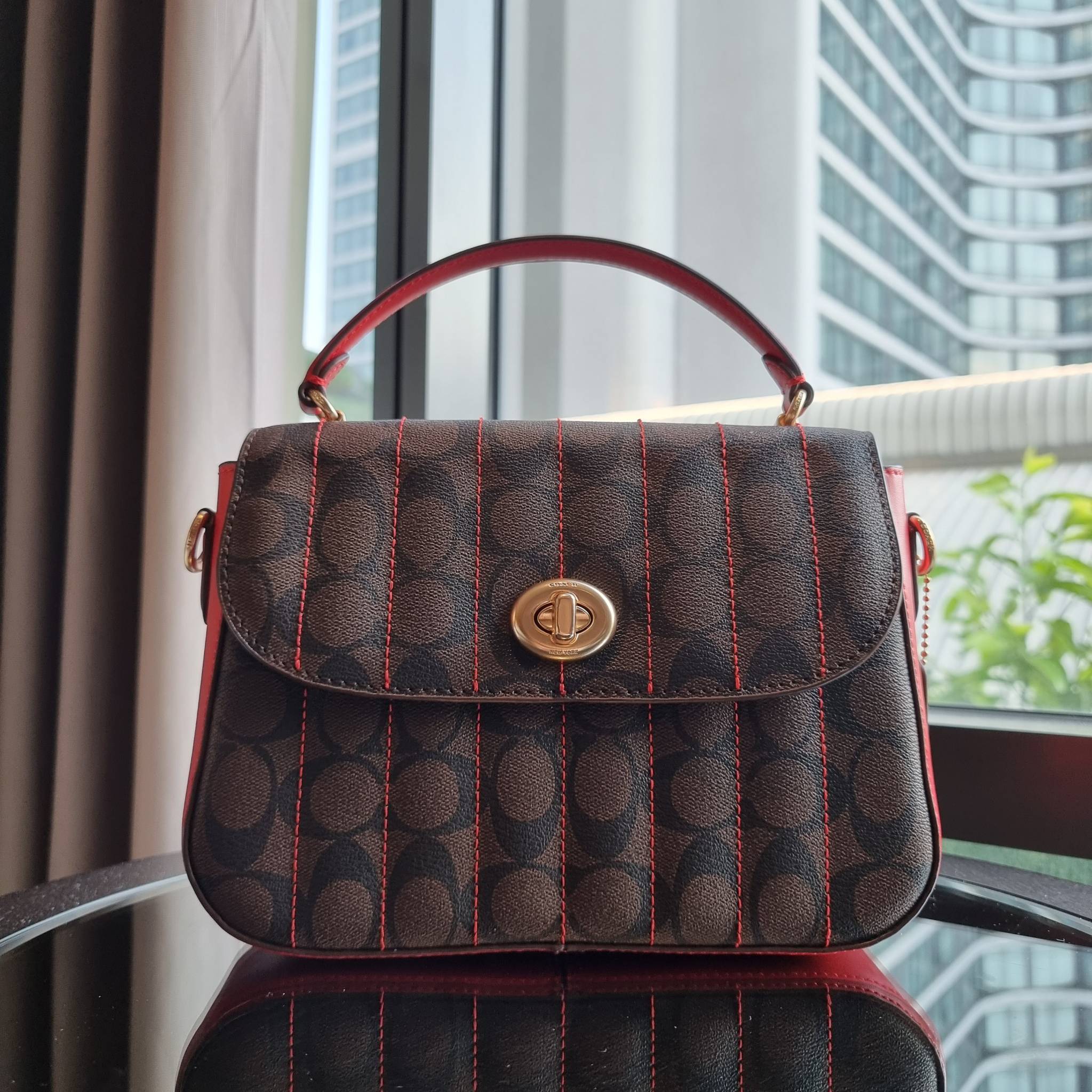 OUTLET 】COACH C5645 MARLIE TOP HANDLE SATCHEL IN SIGNATURE CANVAS WITH QUILTING ดีไซน์ใหม่ กระเป๋าถือ/สะพายข้าง ออกแบบมาไม่เหมือนใคร โดดเด่นด้วยการเย็บบุหนัง โชว์ดีเทลลายเส้น ตกแต่งโลโก้ด้านข้างอะไหล่ทอง วัสดุหนังแคนวาสสลับหนังแท้ เปิด-ปิดด้วยตัวล็อคแน่นห