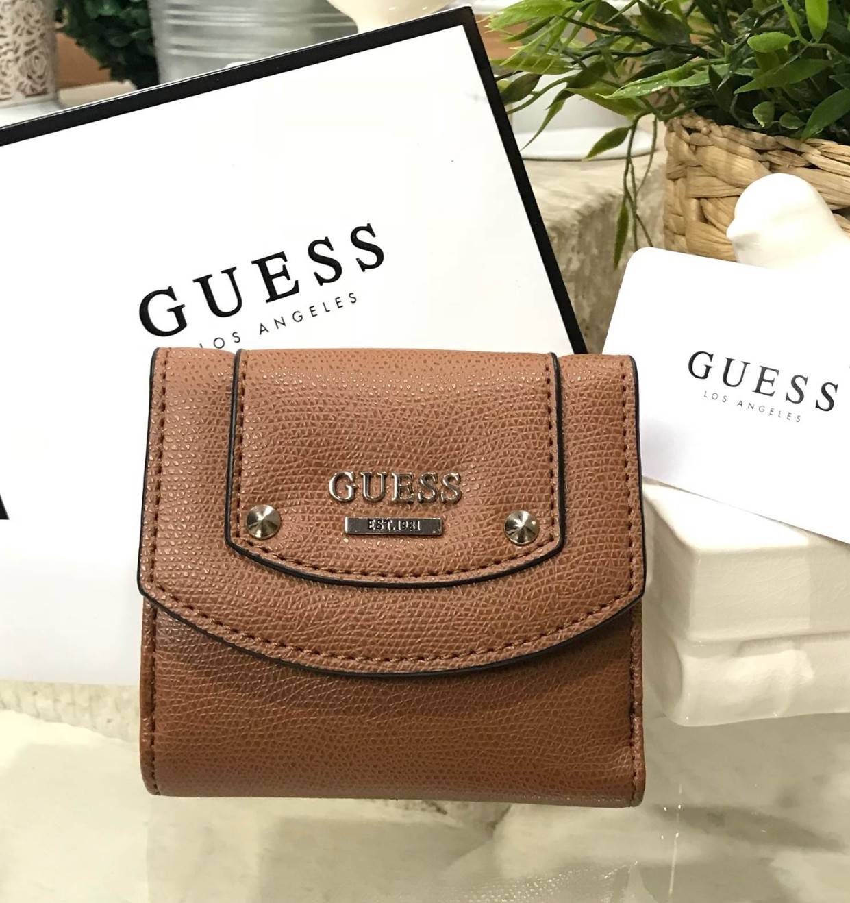 GUESS FACTORY WOMEN'S SHORT WALLET New arrival! กระเป๋าสตางค์ใบสั้นรุ่นแนะนำ หนังสวยอยู่ทรง ด้านหน้าประดับโลโก้แบรนด์ ภายในมีช่องใส่ธนบัตร 2 ช่อง มีช่องใส่รูป, บัตร และช่องใส่เหรียญค่ะ