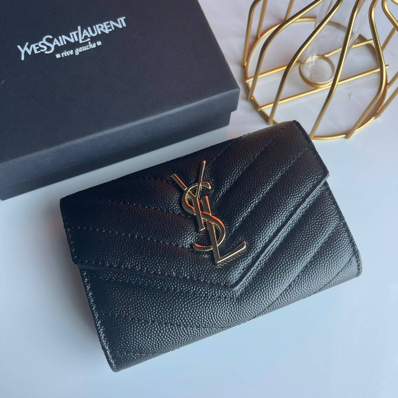 VIP 】YSL SAINT LAURENT SHORT WALLET งานหนังแท้ สวยงามมากมายที่สุดเกินบรรยายเลยค่าาา ได้ไปไม่ผิดหวังแน่นอน เป็นอีกรุ่นหนึ่งที่ห้ามพลาดเลยตอนนี้ กำลังฮิตกันเลยค่าา สาวๆ Must Have!!!! Full Box Set นะค๊าาา