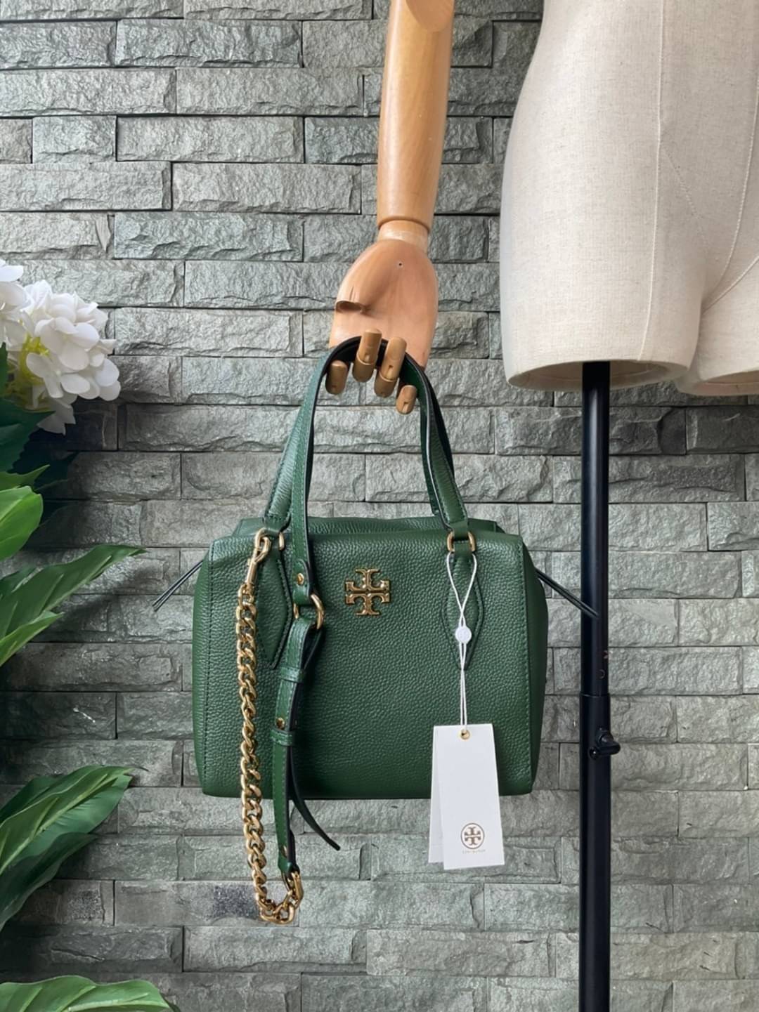 TORY BURCH KIRA PEBBLED SATCHEL BAG รุ่น 74650 กระเป๋าสะพาย Crossbody หนัง togo อะไหล่ทอง ทรงสวยสุดฮิต เป็นรูปทรงใหม่ มาแรงที่สุดในตอนนี้!! สัมผัสนุ่มมือ ตั้งอยู่ทรง ออกแบบเก๋ไก๋ สามารถปรับใช้ได้ 2 แบบ ไม่เหมือนใคร เปิดปิดด้วยซิป ภายในบุผ้าอย่างดี ช่องหลั