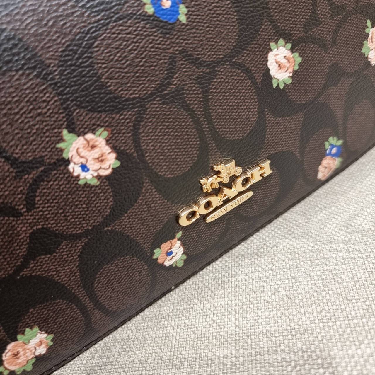 COACH C7264 C6823 C6817 JES BAGUETTE IN SIGNATURE CANVAS คอลเลคชั่นใหม่ล่าสุด พร้อมเสิร์ฟความสวยถึงบ้านเช่นเคย!! กระเป๋าสะพายทรงบาแกตต์ ดีไซน์ย้อนยุค ที่แอบแฝงความเรียบหรูดูแพงอยู่ในตัว โดดเด่นด้วยสายสะพายเส้นใหญ่ โทนสีคอนทราส ทำให้ไอเท็มนี้ดูมีลูกเล่นมาก