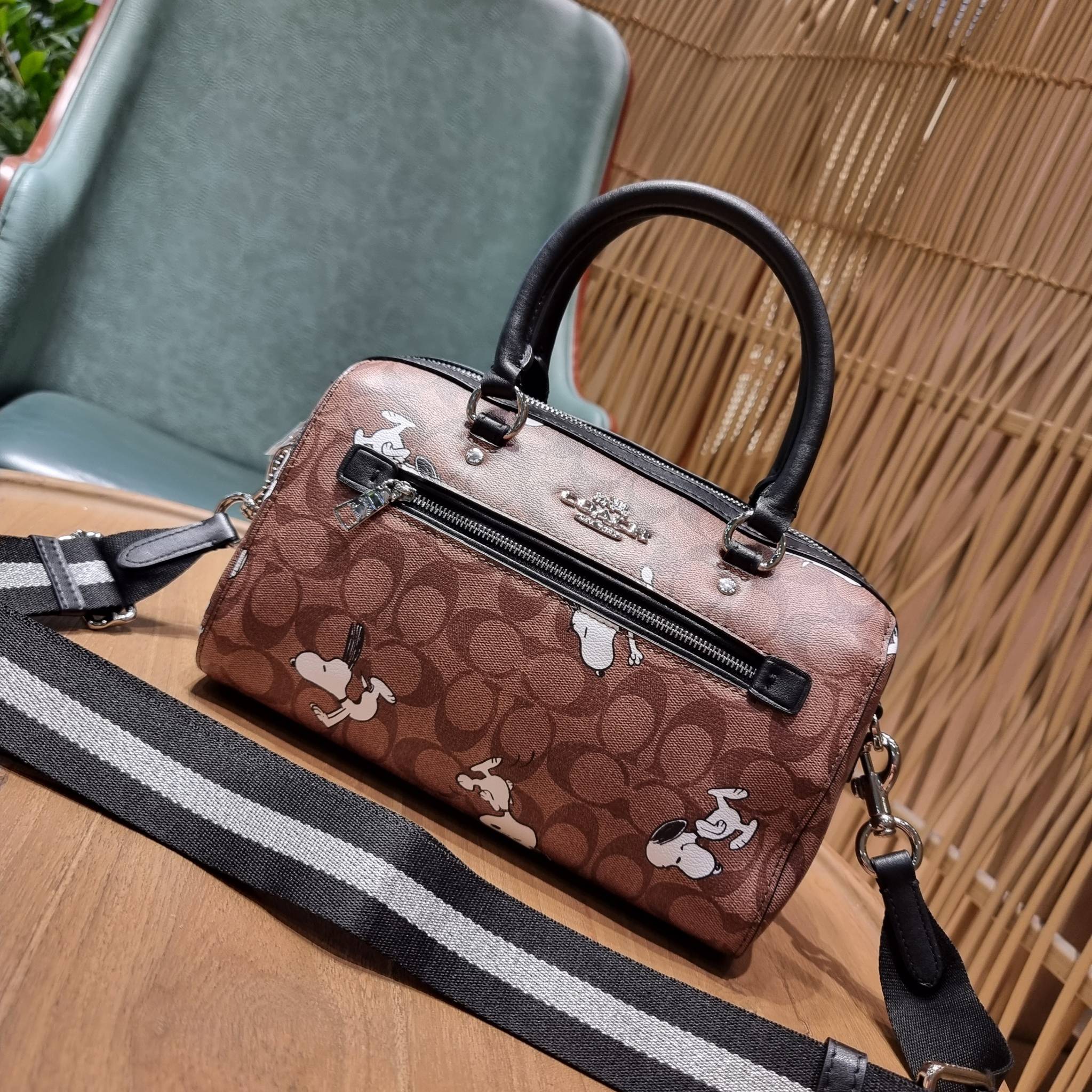COACH C4118 COACH x PEANUTS ROWAN SATCHEL IN SIGNATURE CANVAS WITH SNOPPY PRINT สนูปพีที่สุดของคอลเลคชั่นแห่งความน่ารัก มาในดีไซน์ของกระเป๋าทรงหมอนยอดฮิต คลาสสิคใช้งานได้ไม่มีเบื่อ รอบนี้มาให้พร้อมสายสะพาย crossbody แบบสปอร์ต ทำให้ใช้งานได้อย่างกระฉับกระเ