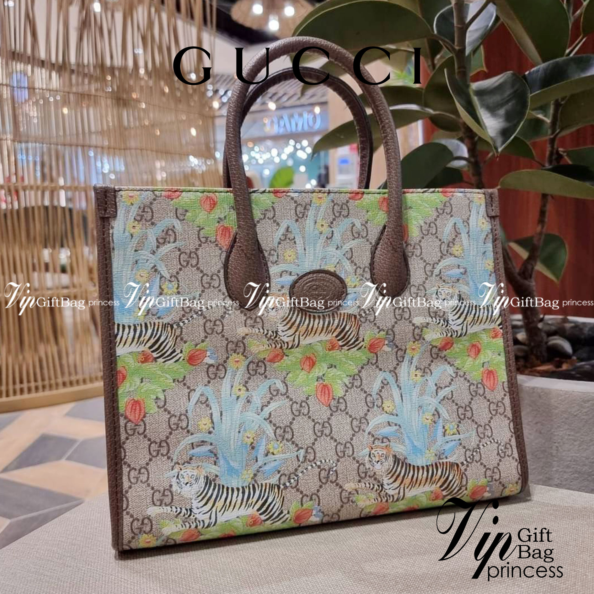 GUCCI Tiger GG small tote bag ใบใหญ่ อีกไอเท็มใหม่ ร้อนแรงไฟลุก!! ต้อนรับปีเสืออย่างเป็นทางการ จัดให้แบบเลิศๆ กับกระเป๋าทรงโท้ท วีไอพีพรีเมี่ยมกิ๊ฟ ไซส์ใหญ่ โดดเด่นด้วยลวดลายไม่ซ้ำใคร สวยเอกลักษณ์ วัสดุหนังแคนวาส ภายในโล่งกว้างมาก ใส่ของแบบแน่นๆ จุๆไปได้เ