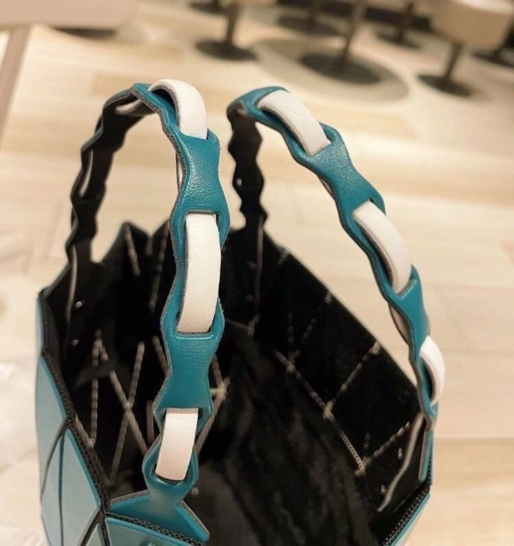 BAOBAO ISSEY MIYAKE BUCKET BAG / BAOBAO BASKET / ZIG-ZAG PATTERN TRIANGLE BASKET HANDBAG ภาพสินค้าถ่ายจากงานขายจริง ใช้งานต่างประเทศได้ค่ะ
