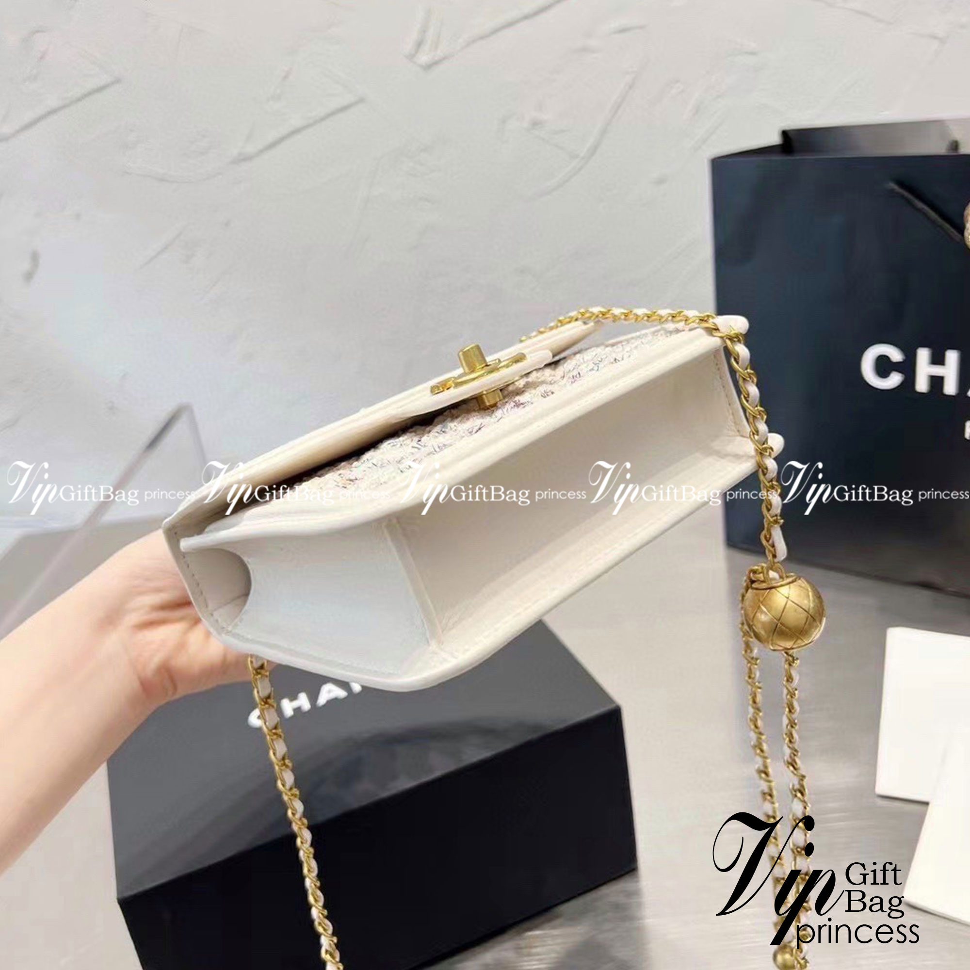 Chanel tweed mini flap bag / Chanel mini top handle กระเป๋าสะพายงานผ้าทวิตเอกลักษณ์เฉพาะของแบรนด์ งานสวยเป๊ะ มาพร้อมสายยาวถอดออกถือสวยๆเริ่ดๆ คิวท์มาก!! ดีเทลน่ารักเพียบ!!