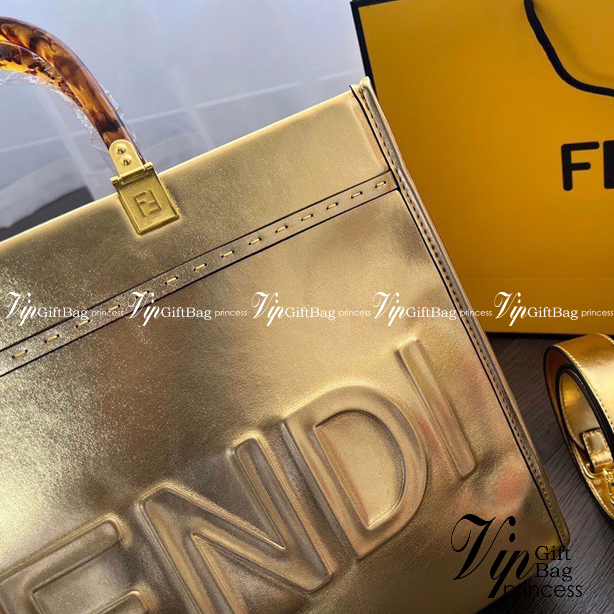 FENDI Sunshine Medium Leather Tote Metallic Gold / FENDI Shopping bag กระเป๋าสะพายทรง shopping สีทองสวยหรู ใบใหญ่ จุใจ!! ดีไซน์คลาสสิควินเทจ สวยหรู ภายในโล่งกว้างมากๆ ใส่ของจุสุดๆ