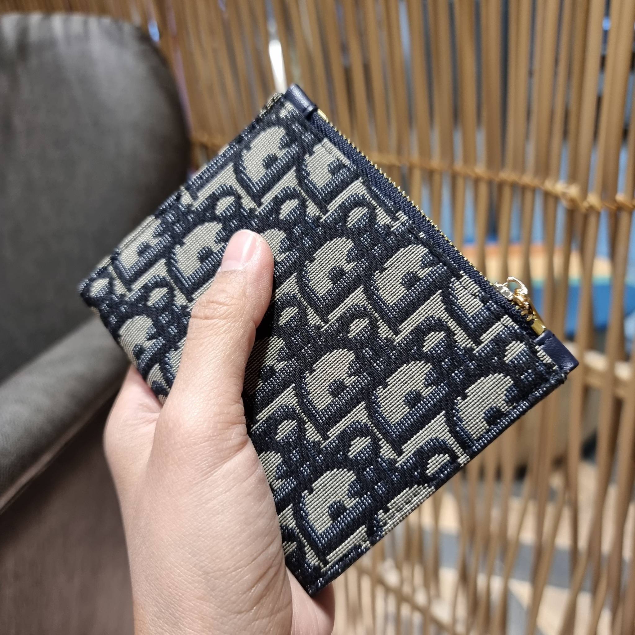 VIP 】CD MULTI WALLET WITH GWP กระเป๋าสตางค์ขนาดเหมาะมือ กำลังสวย พรีเมี่ยมกิ๊ฟจากเคาน์เตอร์ ดีไซน์แบบพับ ใช้งานง่าย พร้อมช่องซิปในตัว วัสดุผ้าแคนวาสปักลาย สลับหนังแท้ภายใน ภายในมีช่องใส่บัตร ใส่ธนบัตรได้ สะดวกใช้มากๆ มาพร้อม box set ในราคาที่ถูก พร้อมส่งต