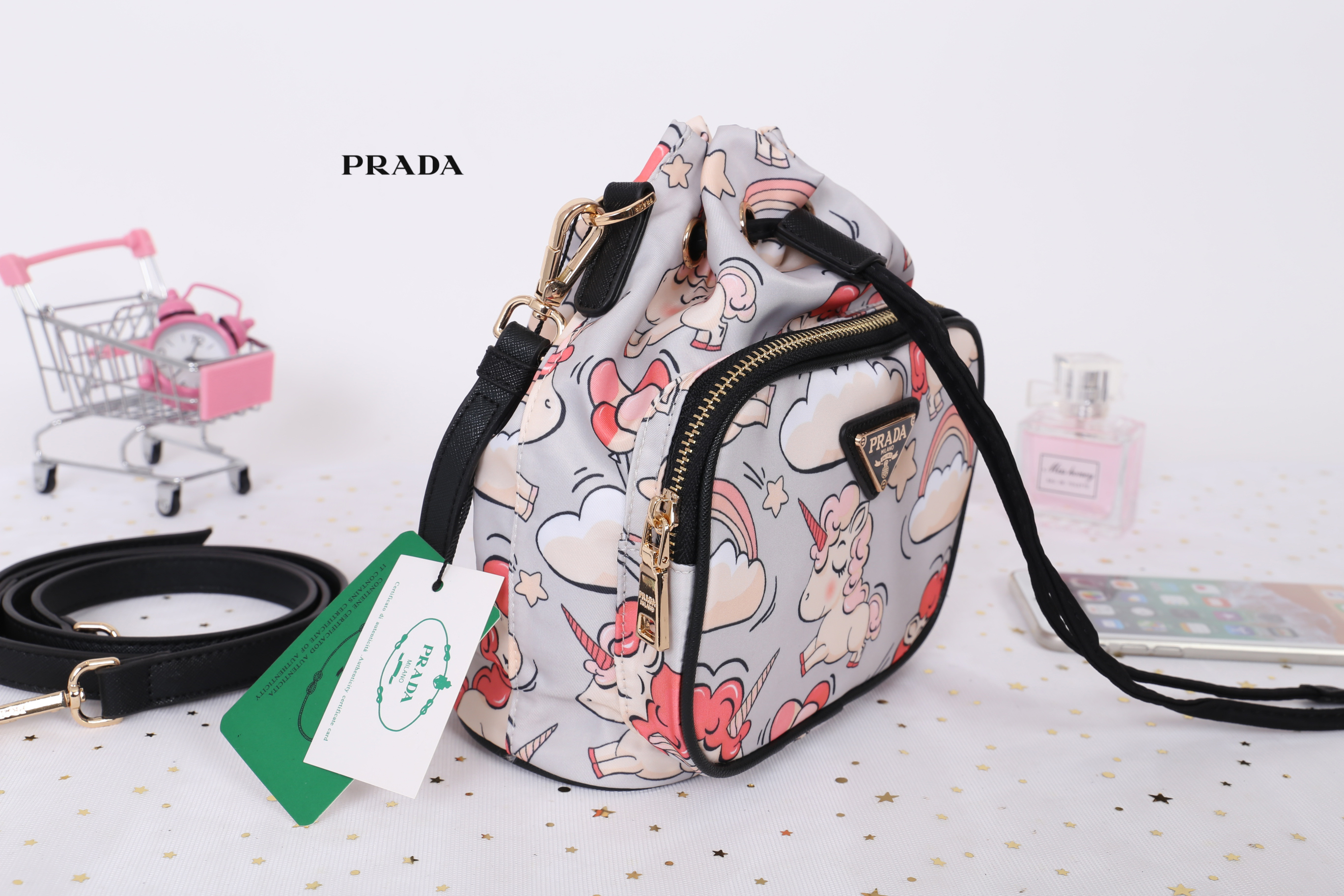 Prada bucket bag Premium gift New in! กระเป๋าถือหรือสามารถสะพายข้าง ทรงขนมจีบ สุดน่ารักดีไซน์ใหม่ super cute! วัสดุ nylon เนื้อหนา อะไหล่ทองด้านหน้ามีโลโก้แบรนด์ พร้อมช่องซิป กระเป๋า เปิดปิดแบบ drawstring ภายในกระเป๋าโล่ง ใส่ของได้จุ พร้อมสายยาวลาย saffia