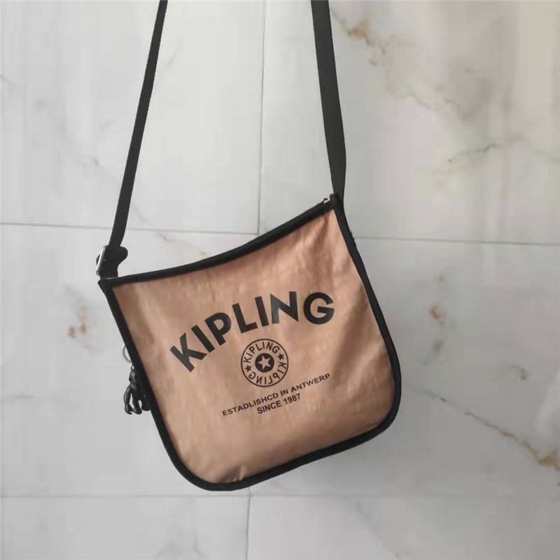 Kipling Patsy M Crossbody คอลเลคชั่นใหม่ล่าสุด ที่ไม่เน้นลวดลายและสีสัน แต่เน้นรูปแบบการใช้งานที่ง่ายแสนง่ายไม่ซับซ้อน ขนาดกำลังดี สามารถใส่ของที่จำเป็นได้ ไม่ว่าจะเป็นโทรศัพท์มือถือหรือกระเป๋าสตางค์ น้ำหนักเบา ด้านในของกระเป๋ายังแบ่งช่องเป็นระเบียบ พกพาไ