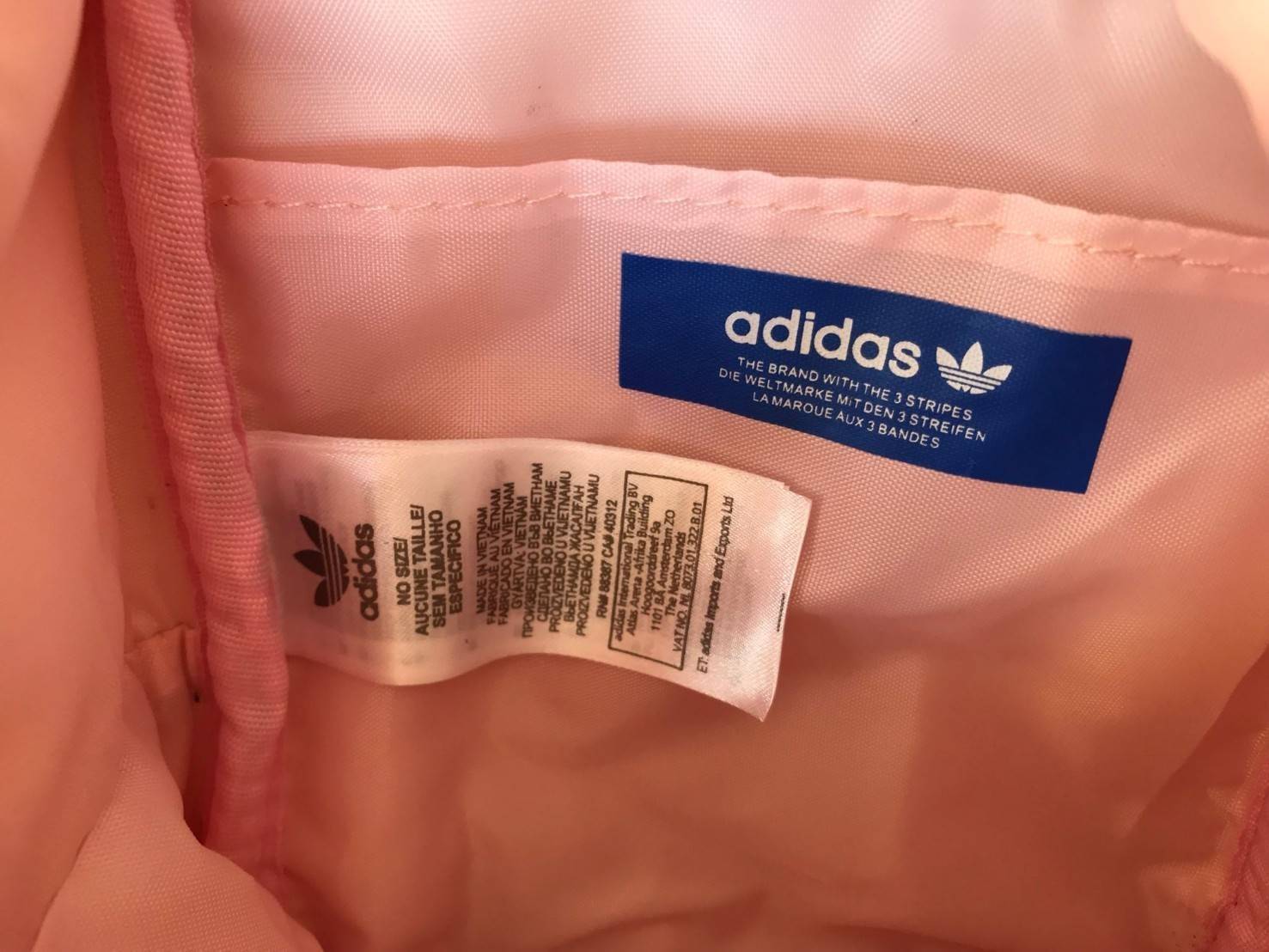 ADIDAS ORIGINALS CLASSIC MINI BACKPACK กระเป๋าเป้ทรงคลาสสิคไซส์มินิจากแบรนด์ adidas มาในขนาดกระทัดรัด น้ำหนักเบา พกพาสะดวกมากๆ วัสดุหนังนิ่มมือสุดๆ!! ทำความสะอาดง่าย เปิด-ปิดกระเป๋าด้วยซิป มีช่องหลักและช่องย่อยด้านหน้า หัวซิปปั๊มแบรนด์อะไหล่สวย ภายในกระเป